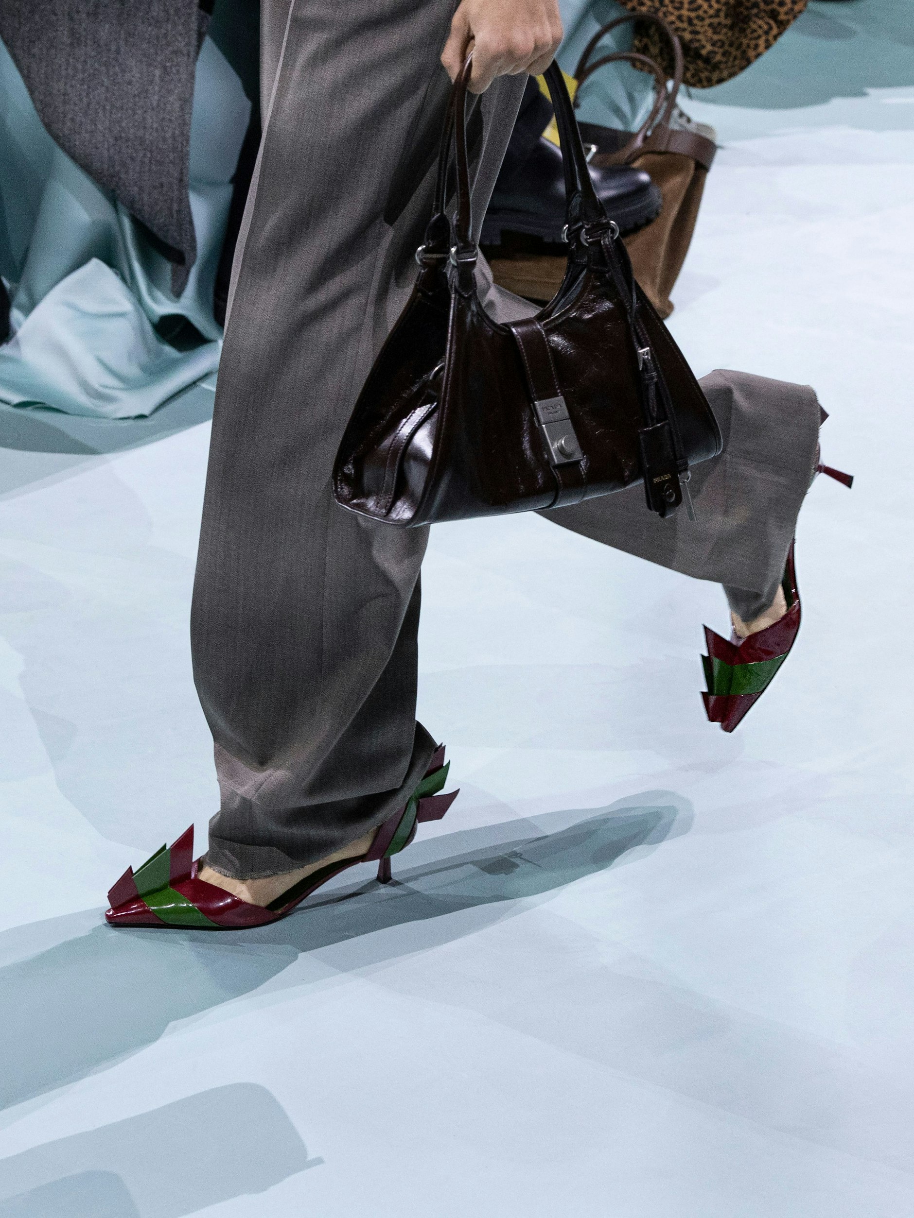 Es geht noch abgedrehter: spitz, gestreift und geflammt. Ebenfalls ein Design aus dem Prada-Archiv, insbesondere 2012 „brannten“ Prada-Schuhe förmlich.