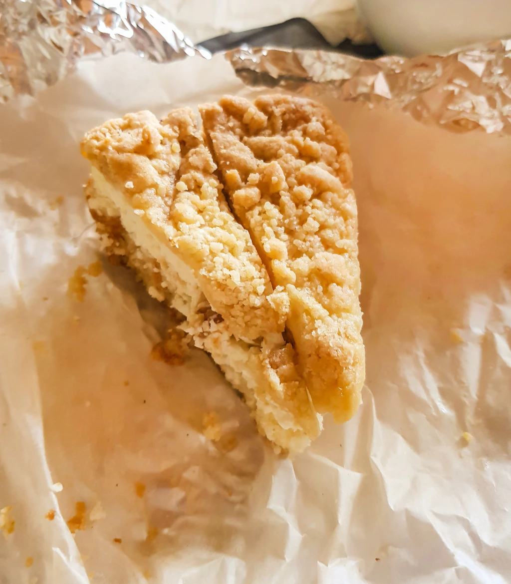 Käsekuchen mit Streuseln: Omas Geheimzutat macht ihn so cremig