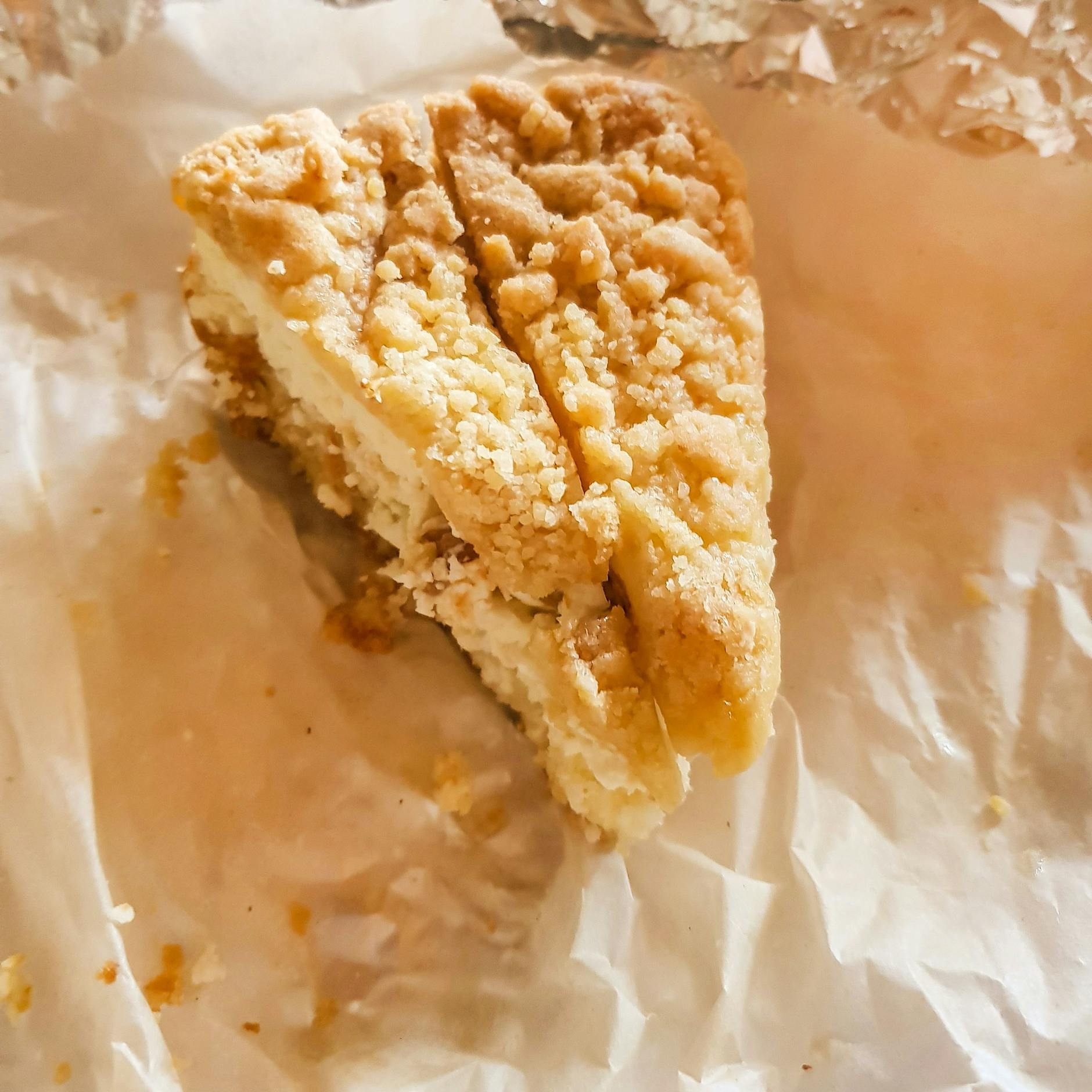 Käsekuchen mit Streuseln: Omas Geheimzutat macht ihn so cremig