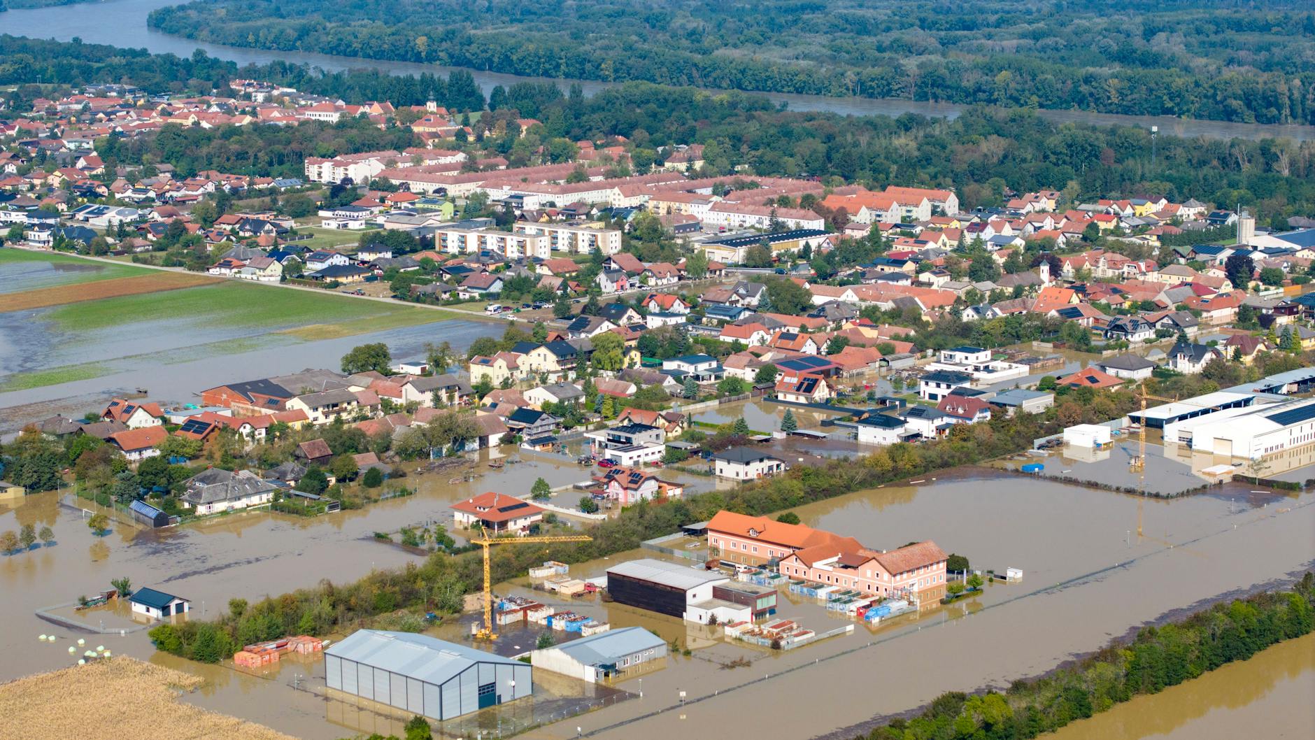 Die Gemeinde Erpersdorf in Österreich ist vom Hochwasser umgeben und überschwemmt, hinten ist die Donau zu sehen.