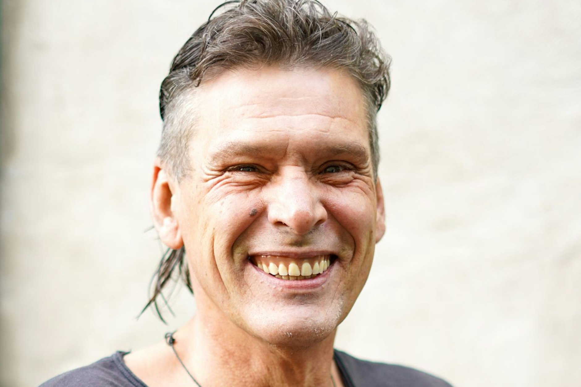 Renato ist der Inbegriff eines herzlichen Berliner Imbissverkäufers. Täglich begrüßte er seine Kunden mit einem strahlenden Lächeln und einem 'Ahoj' – nach 29 Jahren musste er diese Leidenschaft nun aufgeben, weil er an ALS erkrankt ist.