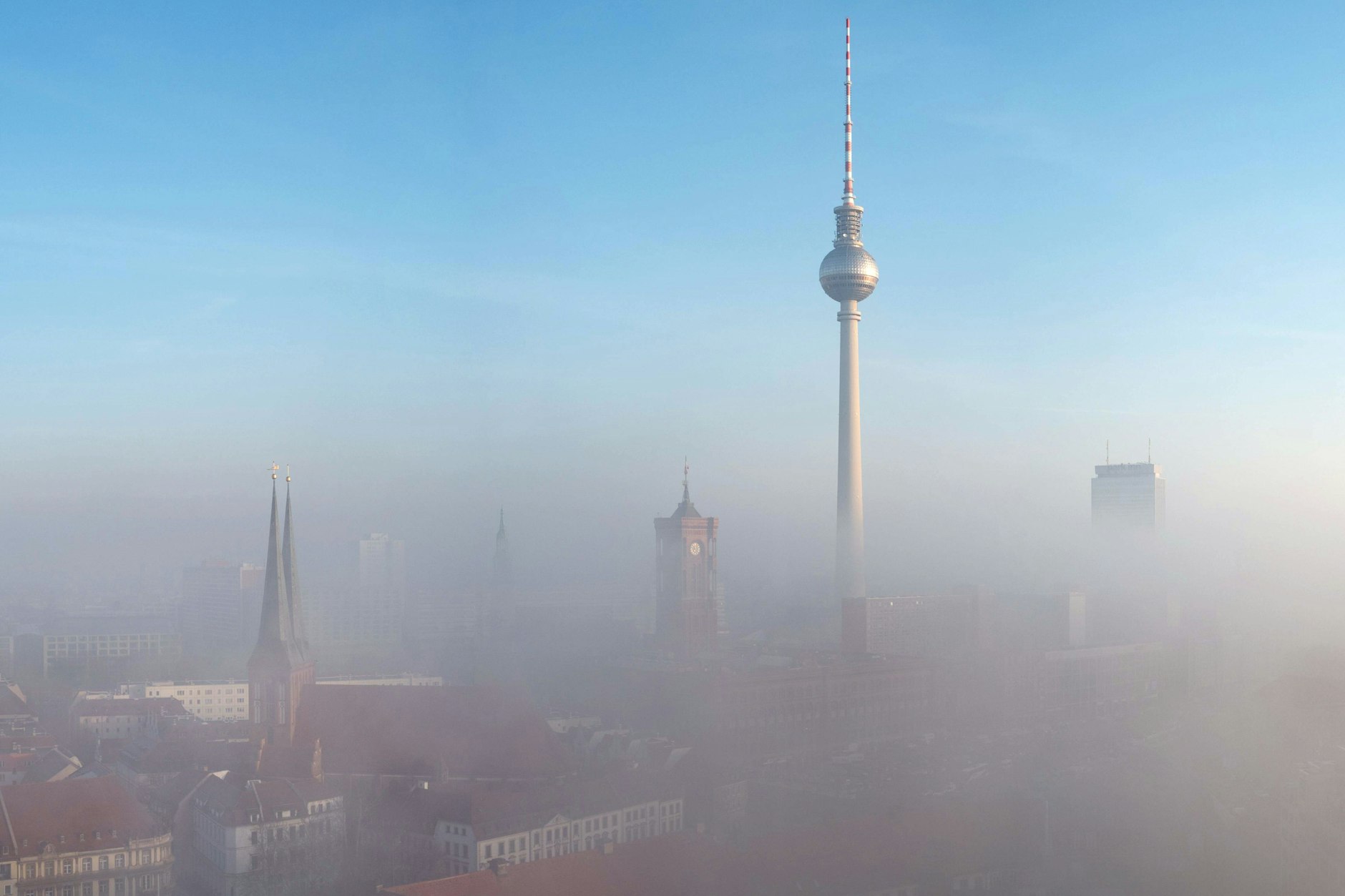 Berlin beschäftigt über 100.000 Menschen und ein <a href="https://www.berliner-zeitung.de/politik-gesellschaft/berliner-haushalt-senat-entdeckte-jetzt-fake-rechnungen-li.2206047">Landeshaushalt</a> umfasst etliche Milliarden Euro, die im Rahmen öffentlicher Aufträge an Unternehmen und freie Träger gehen.