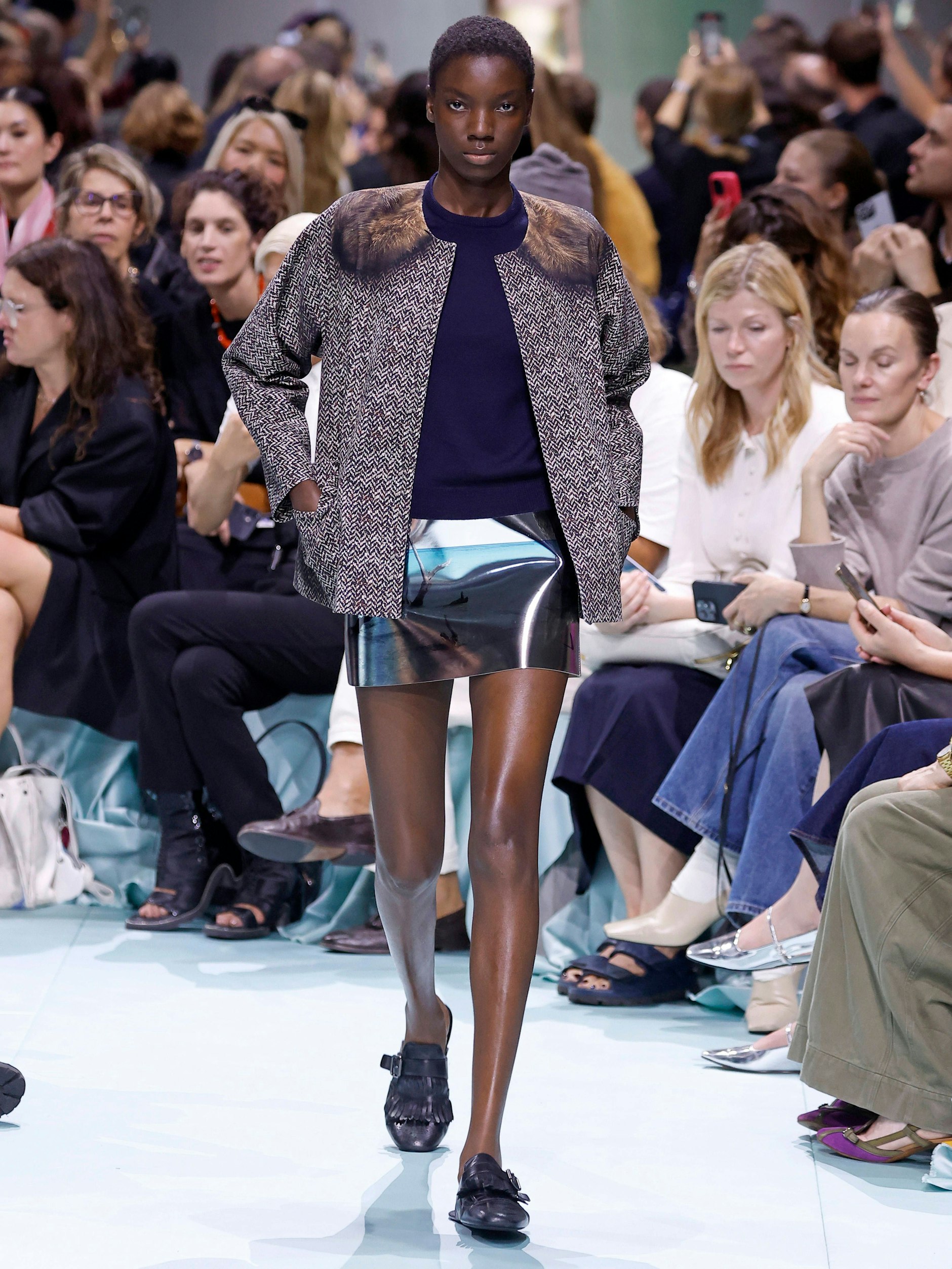 Der Loafer ist ein Prada-Klassiker. In der neuen Kollektion gibt es ihn in vielen Varianten, zum Beispiel als Pantoffel mit Fransen und Schnalle.