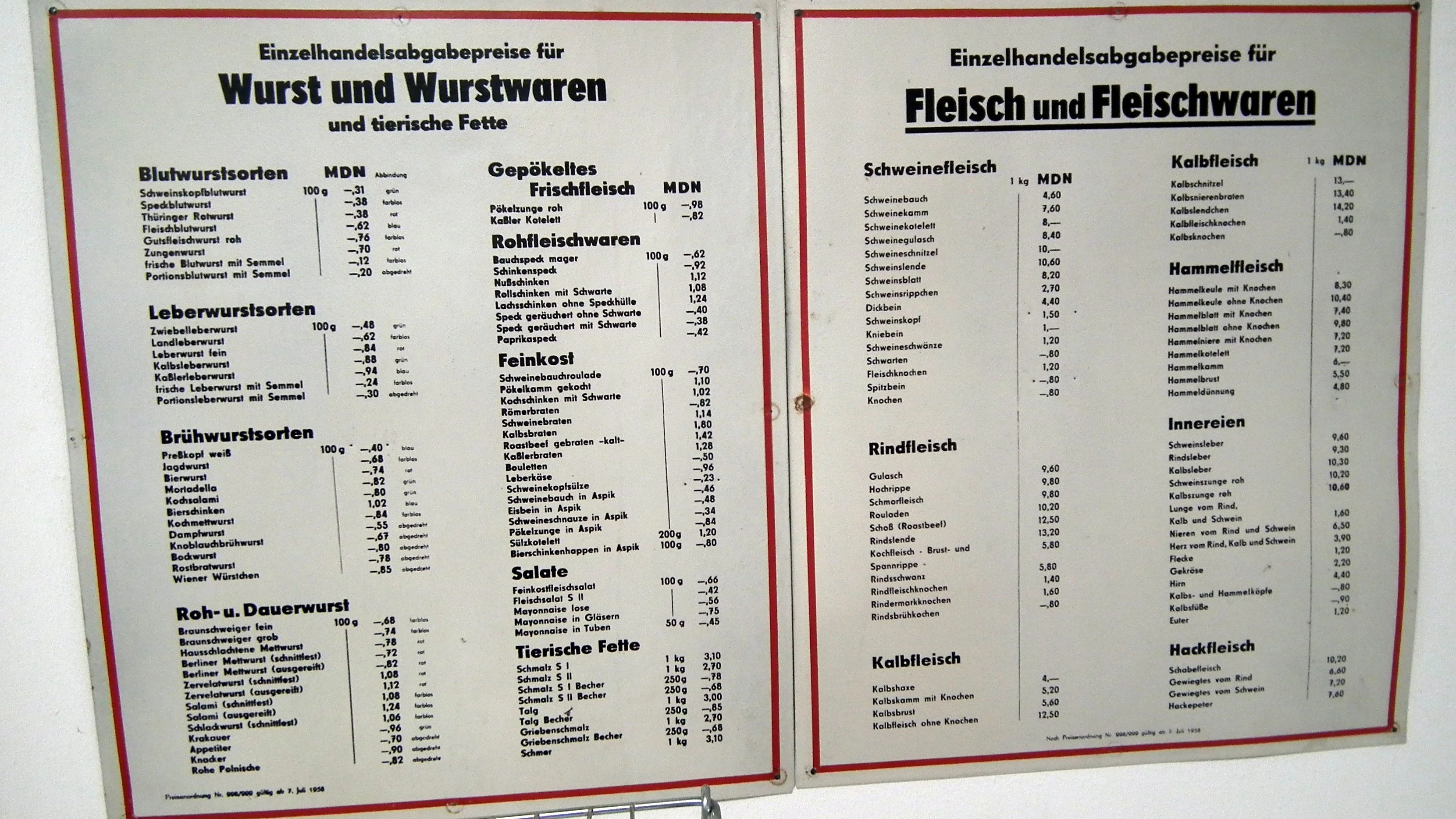 So eine Preistafel hing in jeder DDR-Fleischerei: Überall gab es die gleichen Preise