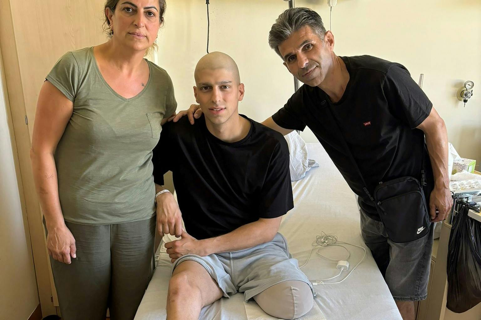 Union Berlins Nachwuchskeeper Berkin Arslanogullari zwischen seinen Eltern auf einem Krankenhausbett. Nach einer Knochenkrebs-Diagnose musste dem 19-Jährigen ein Bein amputiert werden.