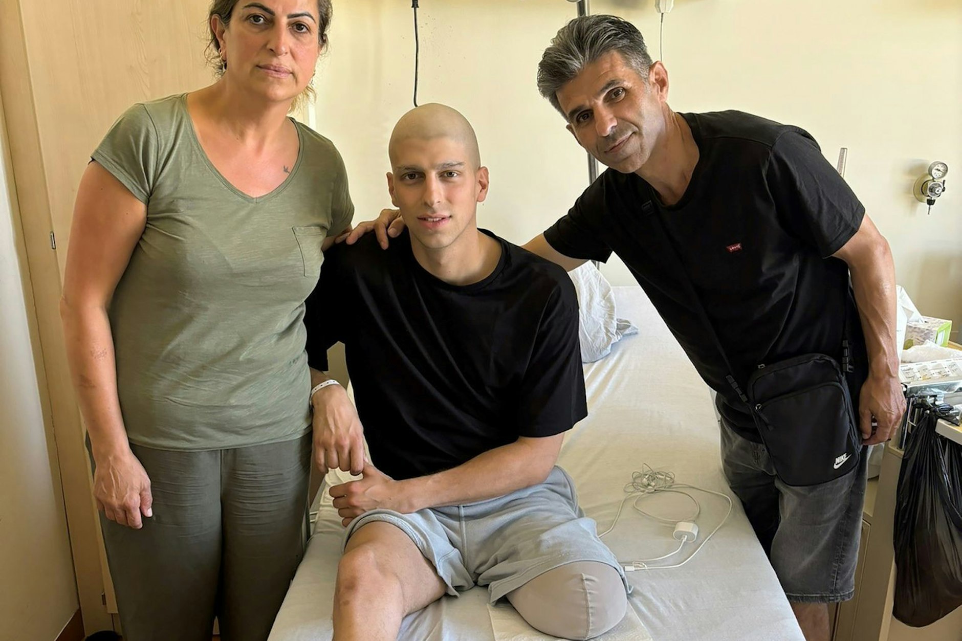 Union Berlins Nachwuchskeeper Berkin Arslanogullari zwischen seinen Eltern auf einem Krankenhausbett. Nach einer Knochenkrebs-Diagnose musste dem 19-Jährigen ein&nbsp;Bein amputiert werden.