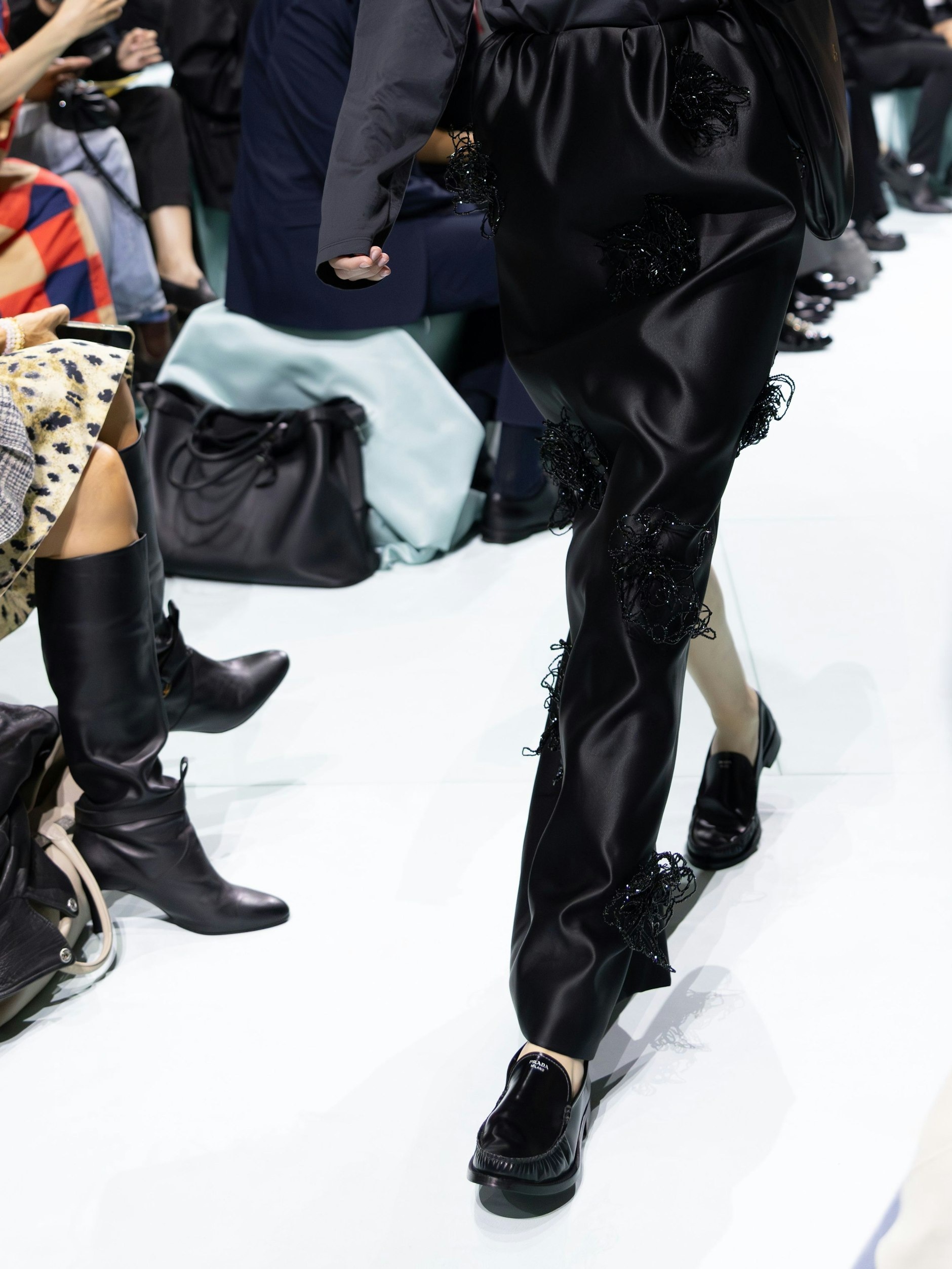 Schwarz gelackt: der Prada-Loafer mit Mokassin-Anleihen.