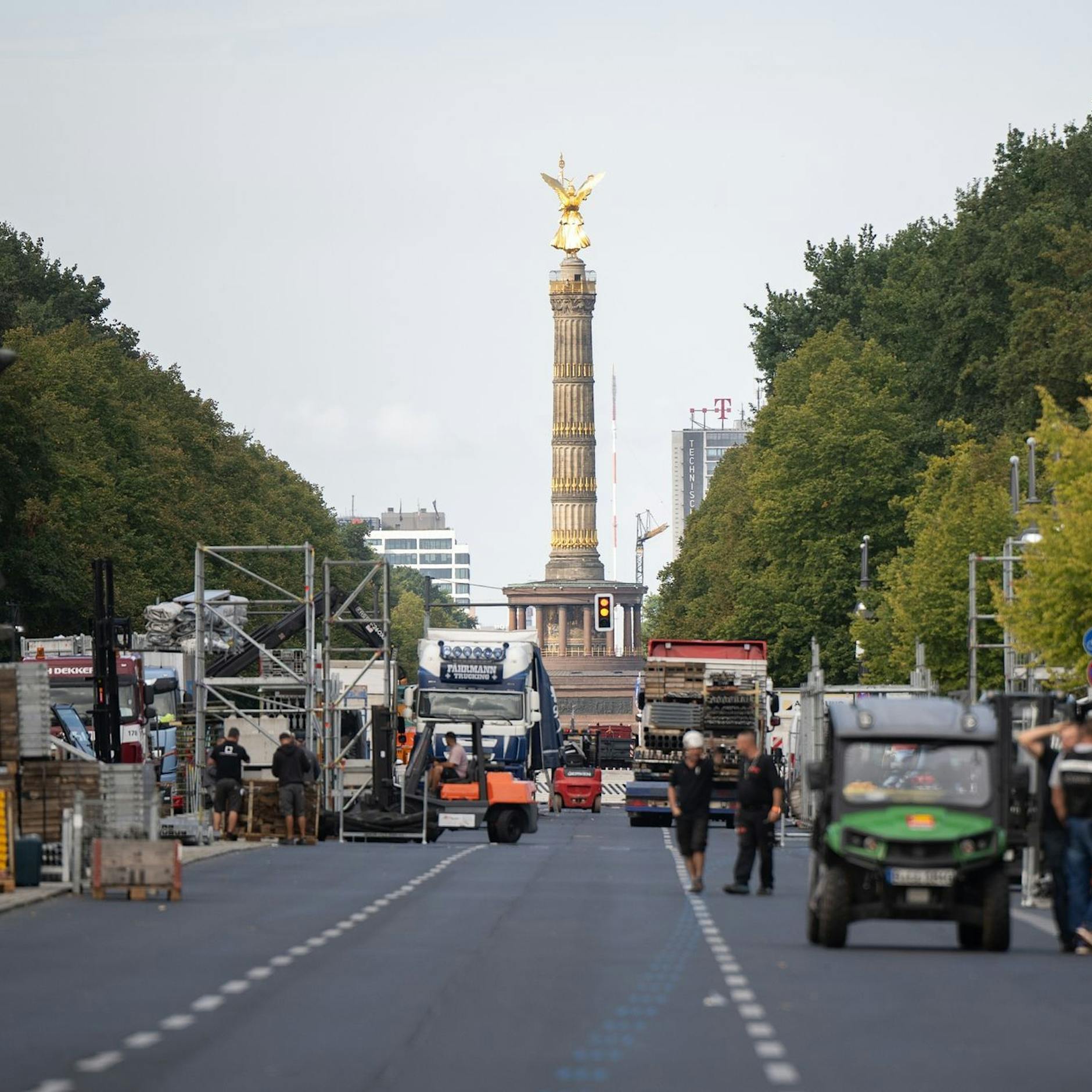 Berliner Autofahrer sauer: Straße des 17. Juni schon wieder dicht!