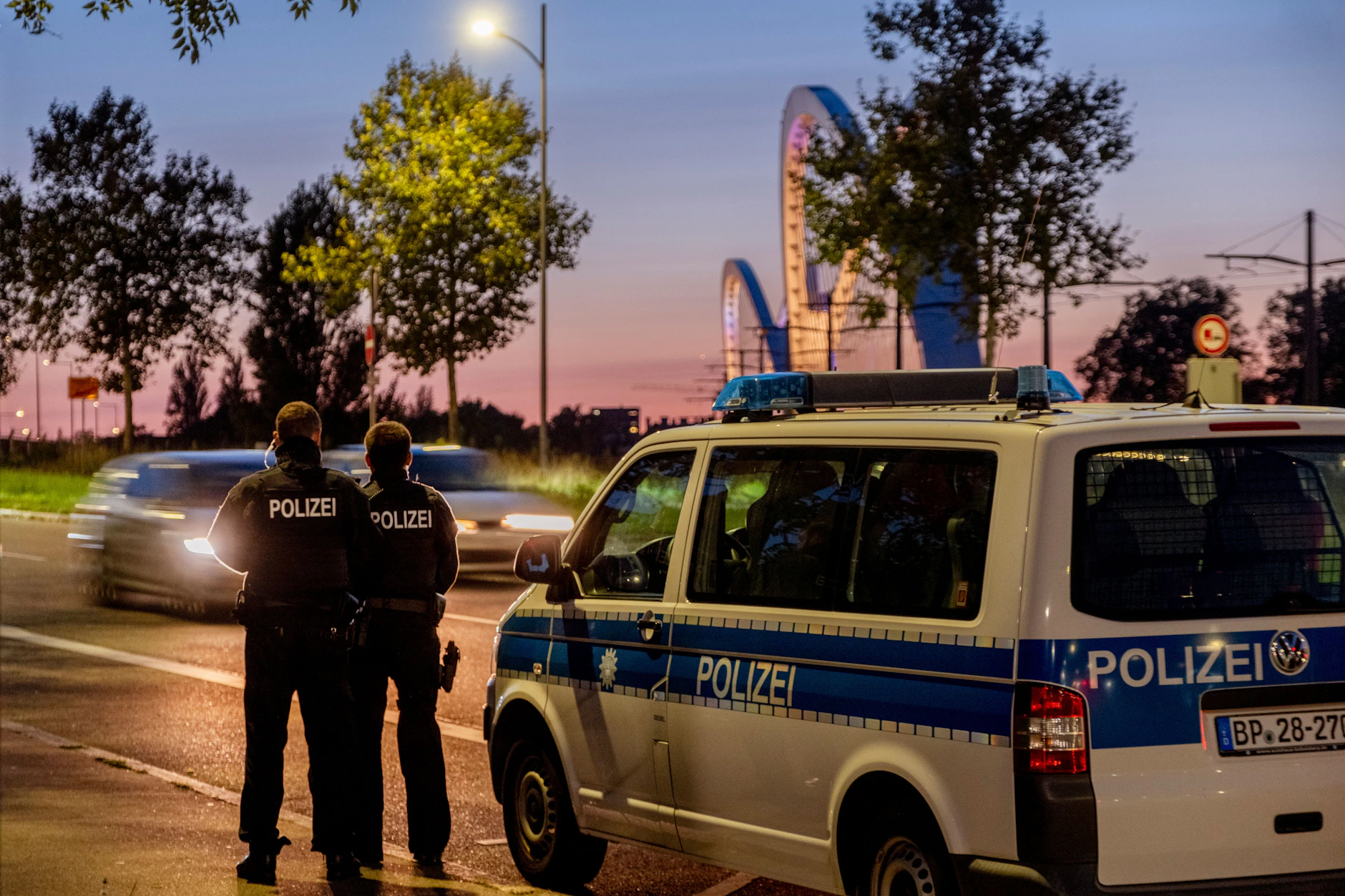 Deutsche Polizeibeamte stehen an der Grenze zwischen Deutschland und Frankreich. Bundesinnenministerin Faeser hat Kontrollen zu den westlichen und nördlichen deutschen Nachbarstaaten beginnend ab dem 16. September angeordnet.