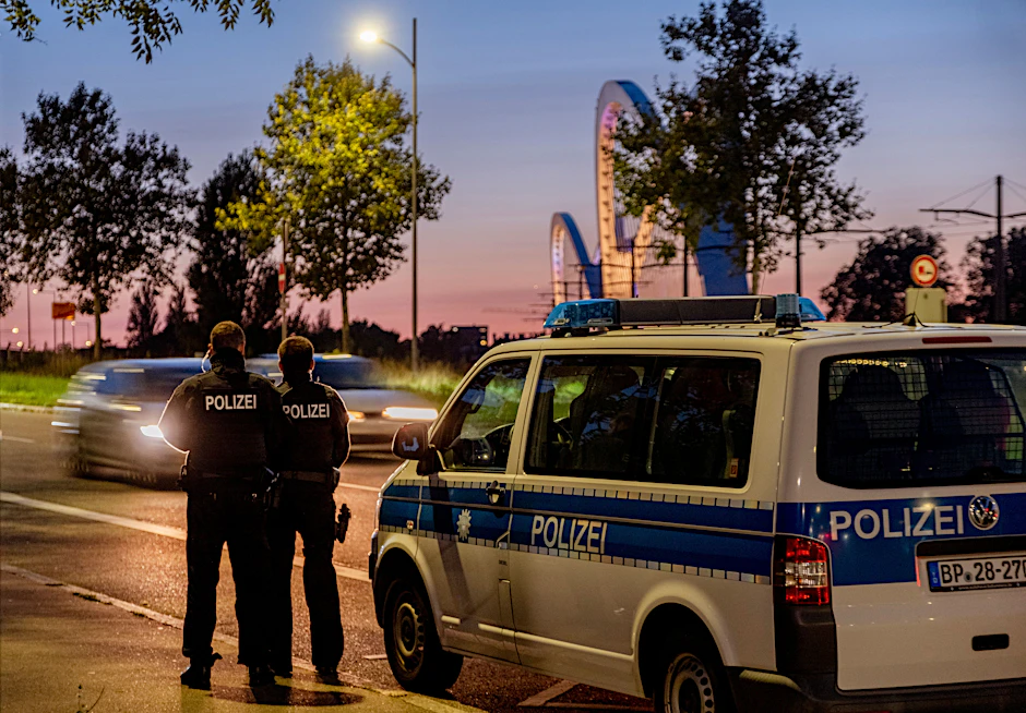 Deutsche Polizeibeamte stehen an der Grenze zwischen Deutschland und Frankreich. Bundesinnenministerin Faeser hat Kontrollen zu den westlichen und nördlichen deutschen Nachbarstaaten beginnend ab dem 16. September angeordnet.