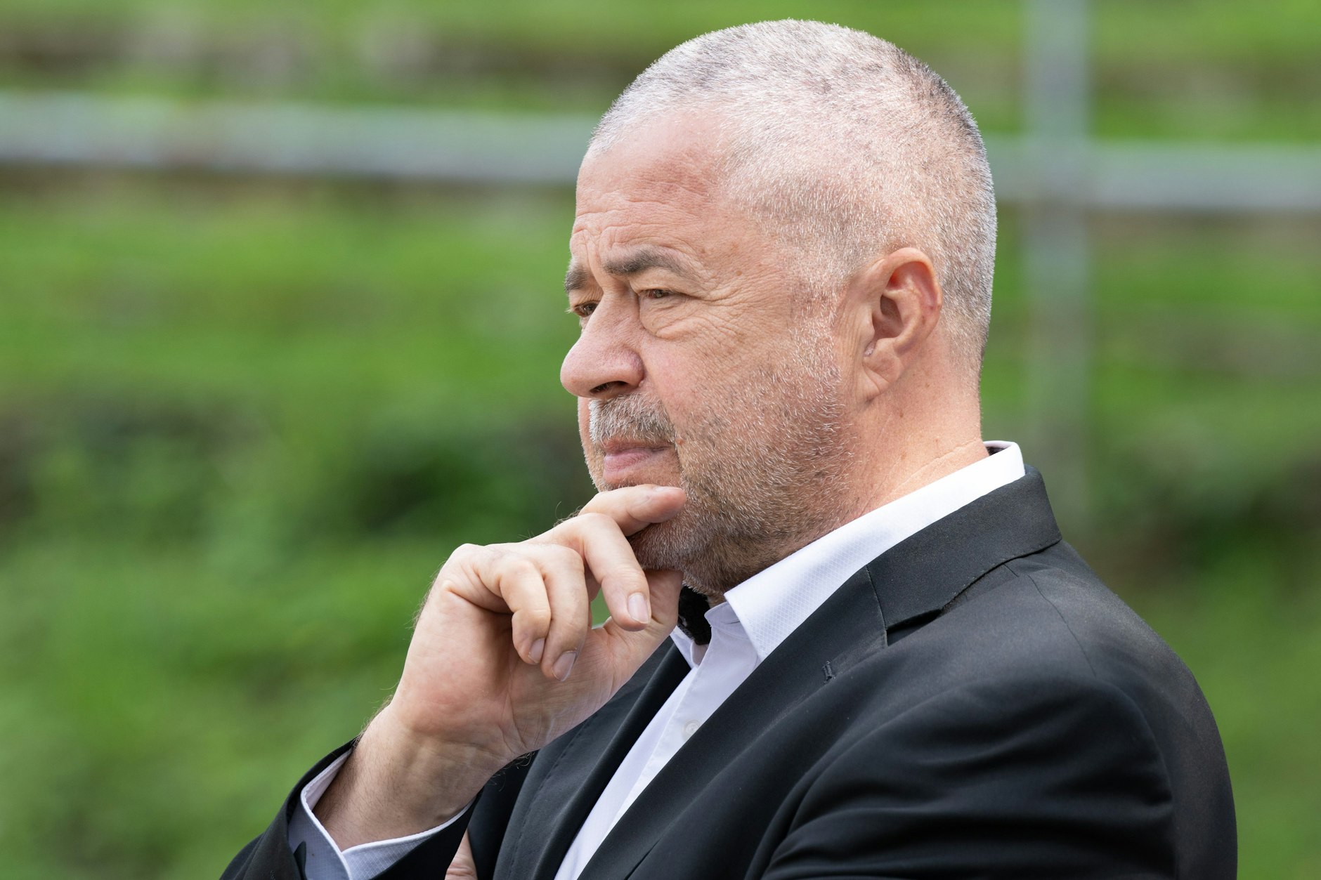 Michael Geisler (CDU), Landrat des Landkreises Sächsische Schweiz-Osterzgebirge, lässt eine Ausstellung über Geflüchtete nach Protesten von Bürgern abhängen.