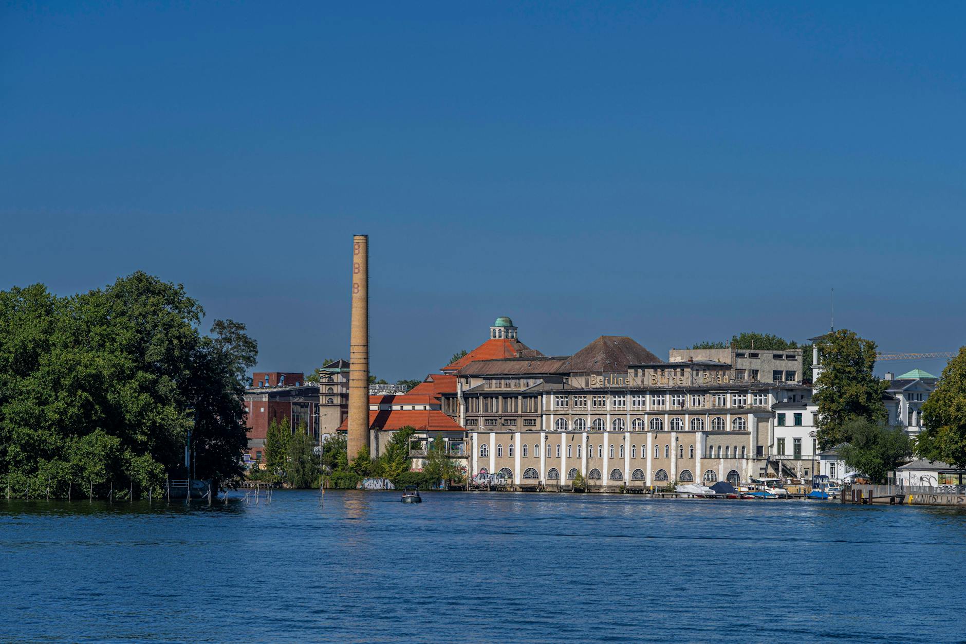 In dem Gebäude der ehemaligen Bürgerbräu-Brauerei in Treptow-Köpenick sollen neue Wohnungen und Büros entstehen.