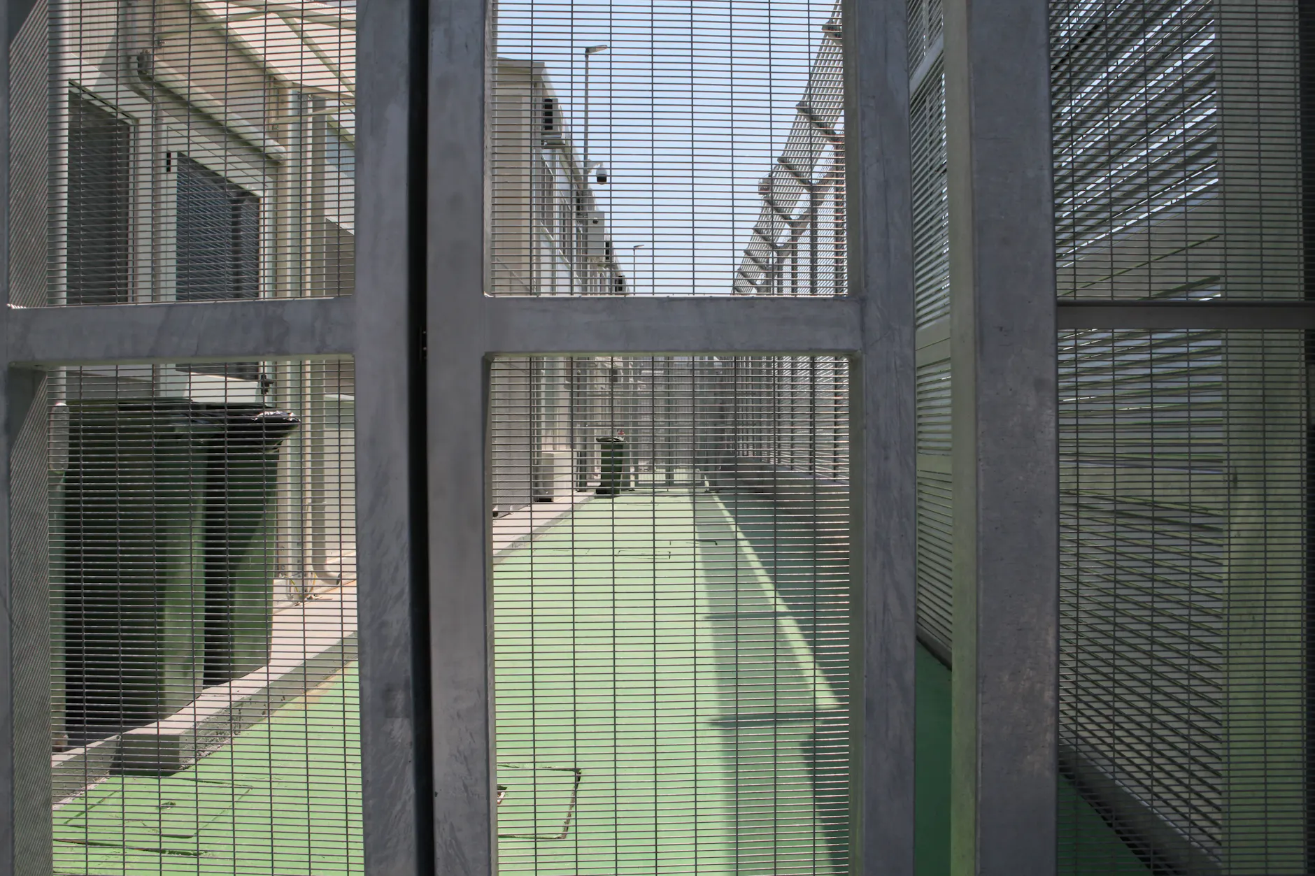 Mit hohen Zäunen und Videoüberwachung steht ein italienisches Ankunftslager für Flüchtlinge in der Hafenstadt Shengjin, Albanien. Das Abkommen von Italien und Albanien wird von den Oppositionen in beiden Ländern sowie Menschenrechtsorganisationen scharf kritisiert.