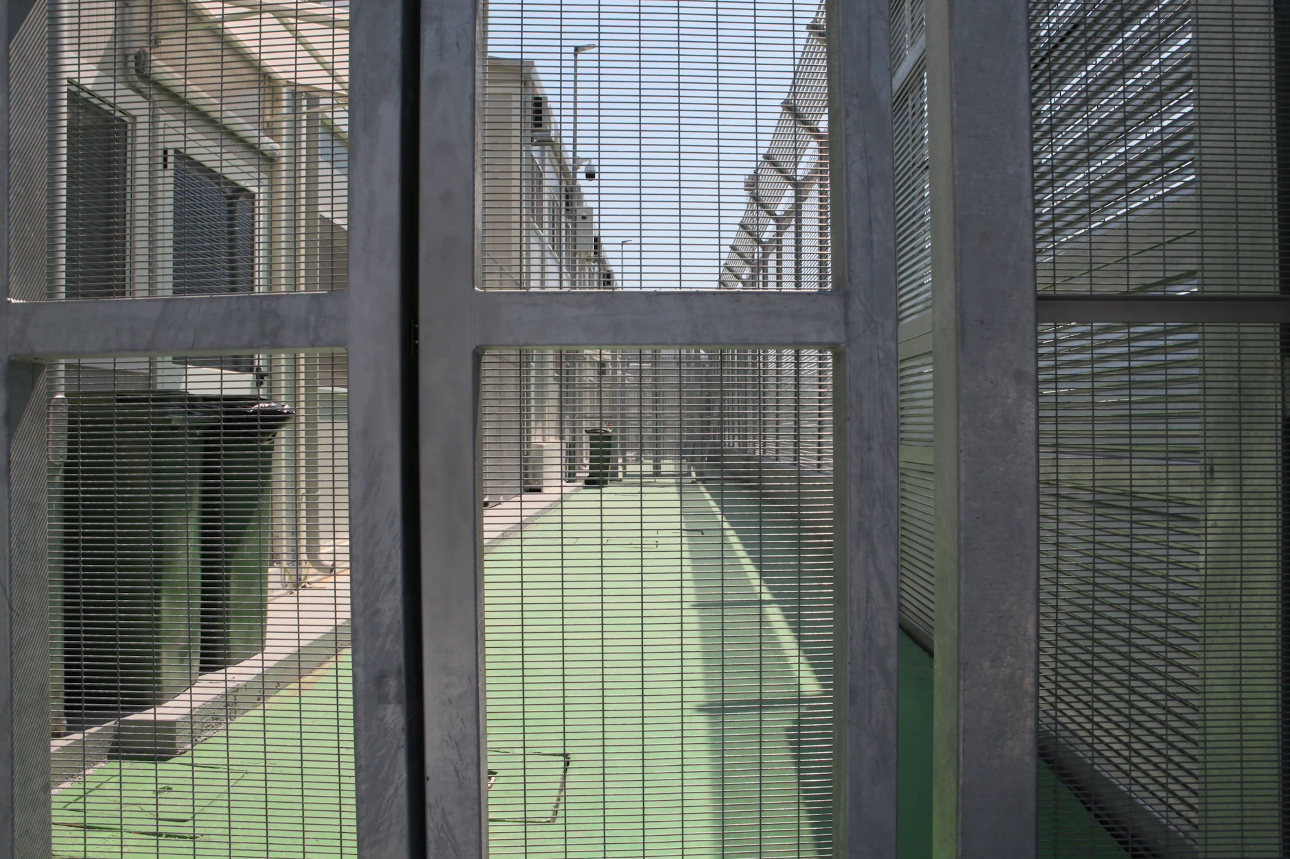 Mit hohen Zäunen und Videoüberwachung steht ein italienisches Ankunftslager für Flüchtlinge in der Hafenstadt Shengjin, Albanien. Das Abkommen von Italien und Albanien wird von den Oppositionen in beiden Ländern sowie Menschenrechtsorganisationen scharf kritisiert.