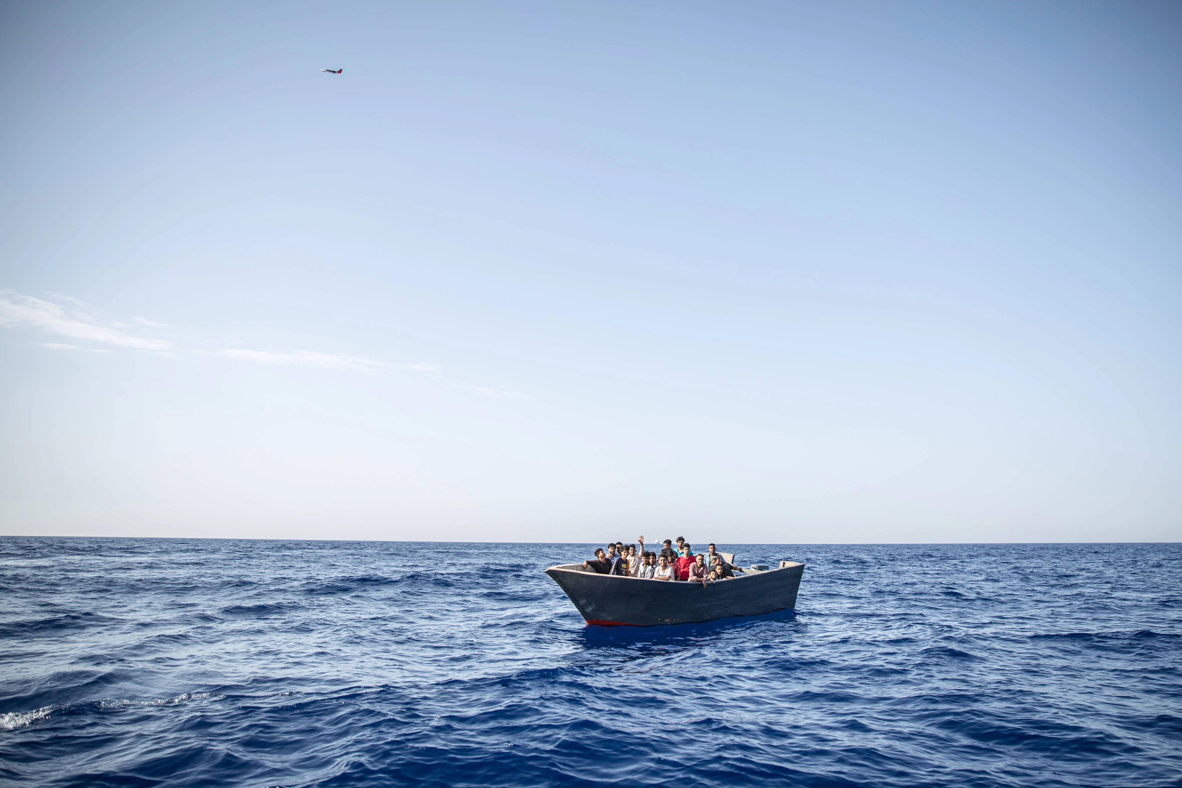 Ein Holzboot mit geflüchteten Personen auf dem Mittelmeer nahe Libyen, welches von einer Hilfsorganisation gefunden wurde. Die Theorie der Pull-Faktoren, die im Zusammenhang mit Seenotrettung im Mittelmeer immer wieder angeführt wird, gilt in der Migrationsforschung seit längerem als überholt.