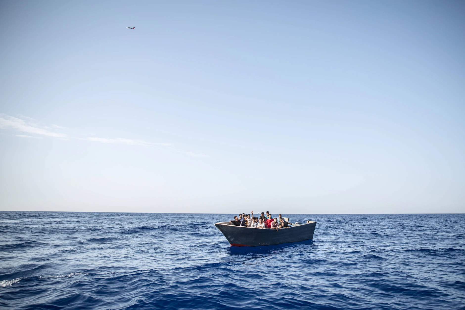 Ein Holzboot mit geflüchteten Personen auf dem Mittelmeer nahe Libyen, welches von einer Hilfsorganisation gefunden wurde. Die Theorie der Pull-Faktoren, die im Zusammenhang mit Seenotrettung im Mittelmeer immer wieder angeführt wird, gilt in der Migrationsforschung seit längerem als überholt.