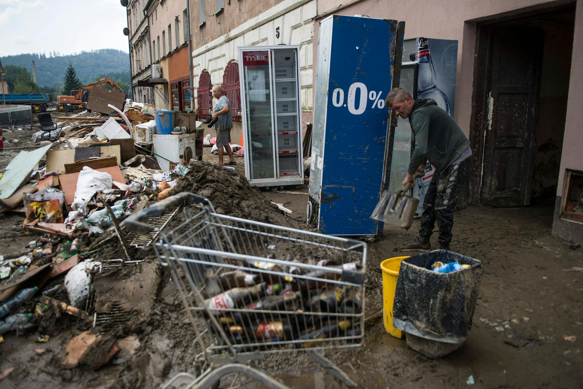 In Polen hat das Hochwasser bereits verheerende Schäden angerichtet - wie hier in Glucholazy.