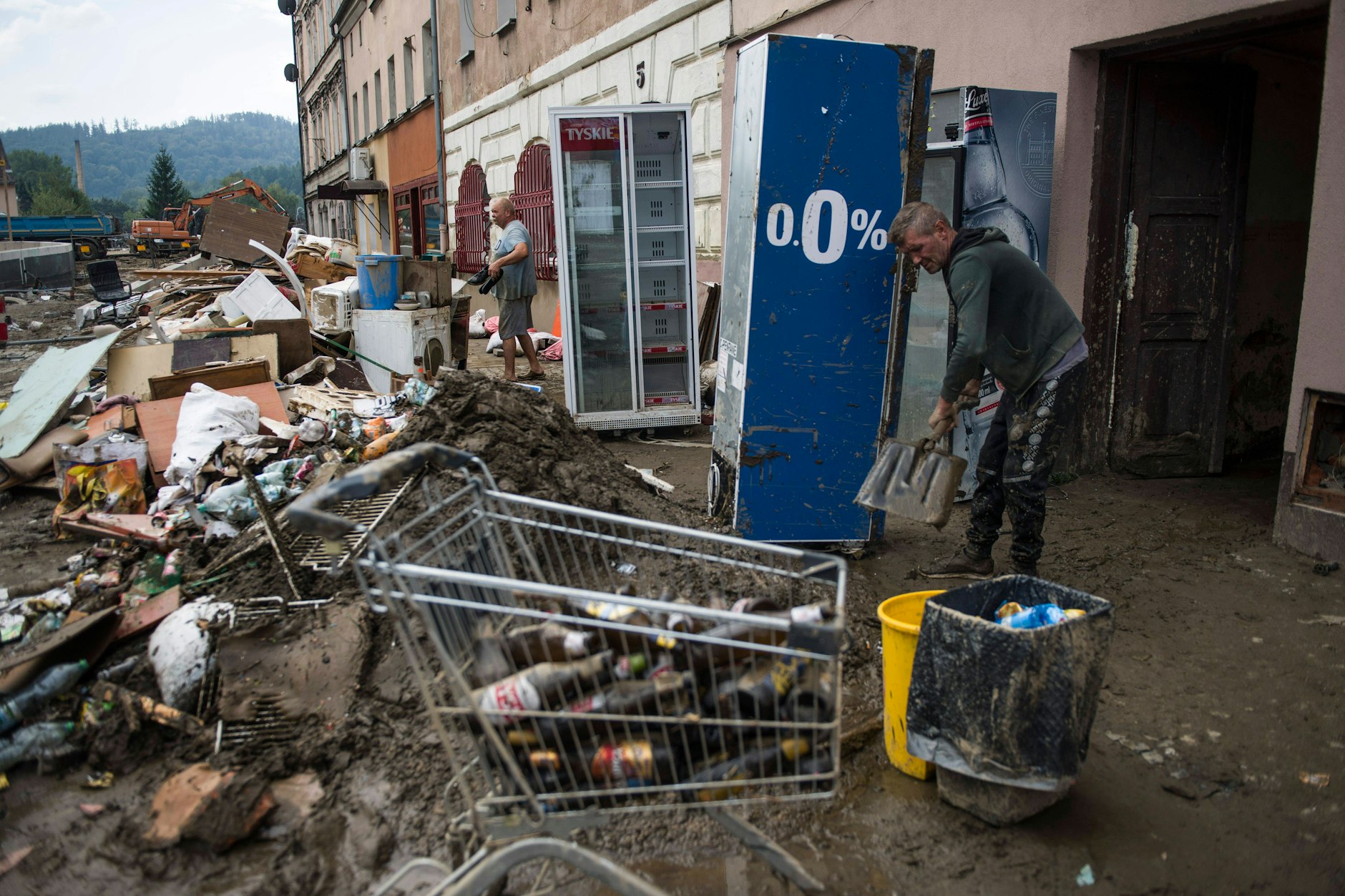 In Polen hat das Hochwasser bereits verheerende Schäden angerichtet - wie hier in Glucholazy. 