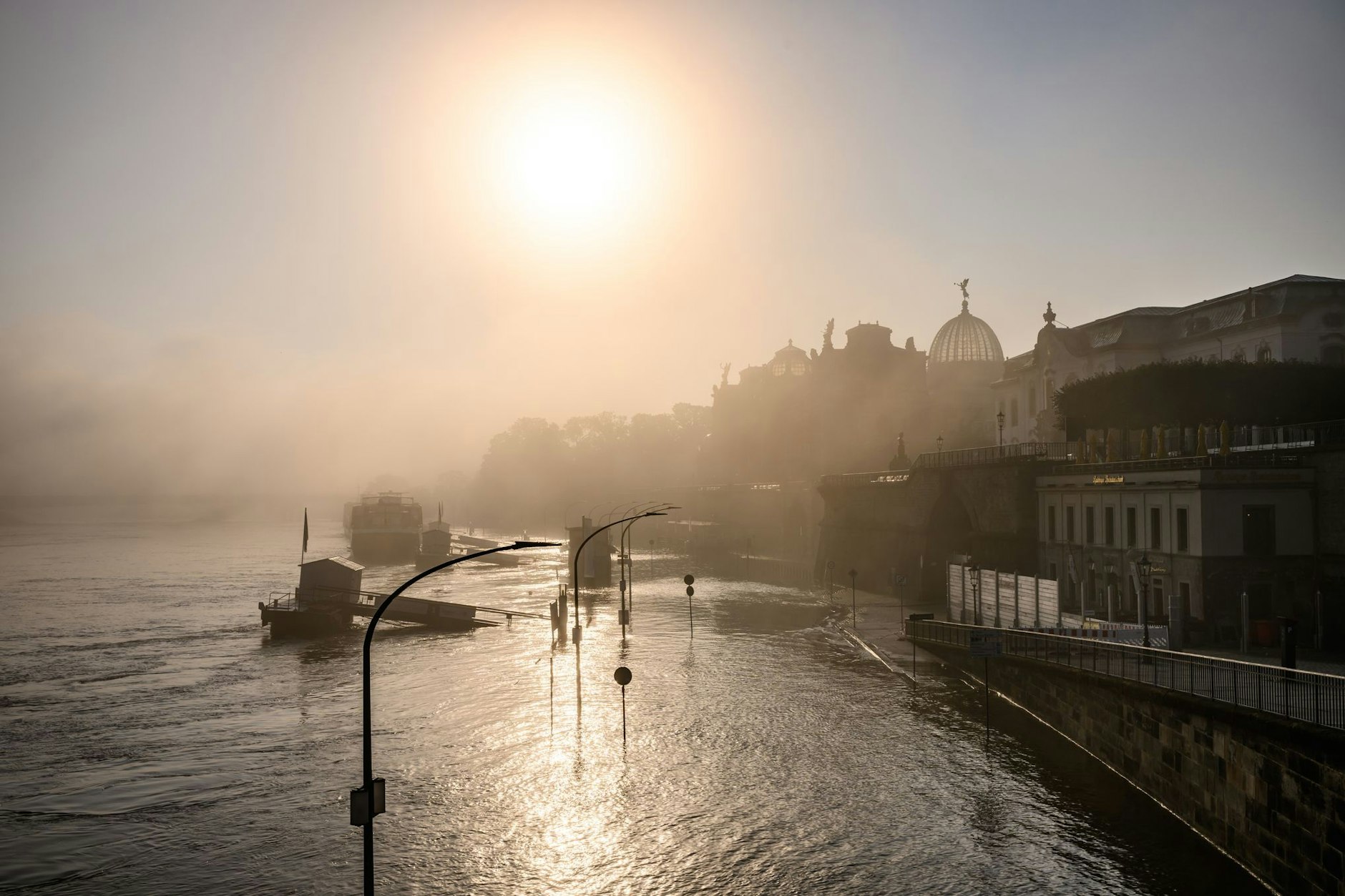 Das Terrassenufer in der Altstadt ist am Morgen im Nebel vom Hochwasser der Elbe überflutet. Dort sinkt der Pegelstand langsam wieder. 