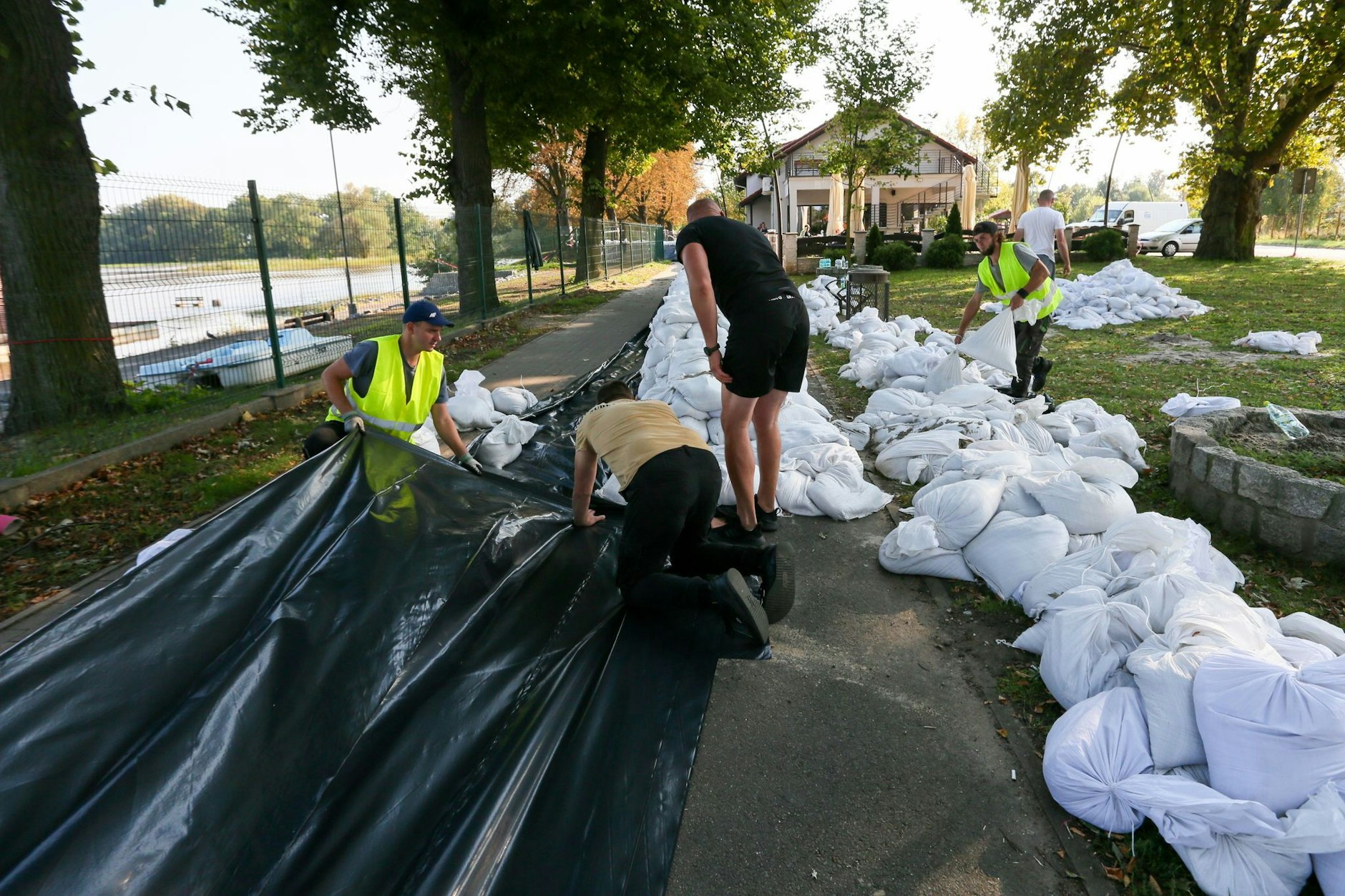 Die Menschen an der Oder bereiten sich auf das Hochwasser vor.