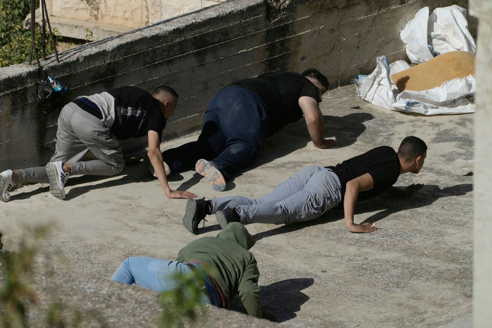 Qabatija: Palästinenser gehen in Deckung, als die israelische Armee die Stadt im nördlichen Westjordanland stürmt. 