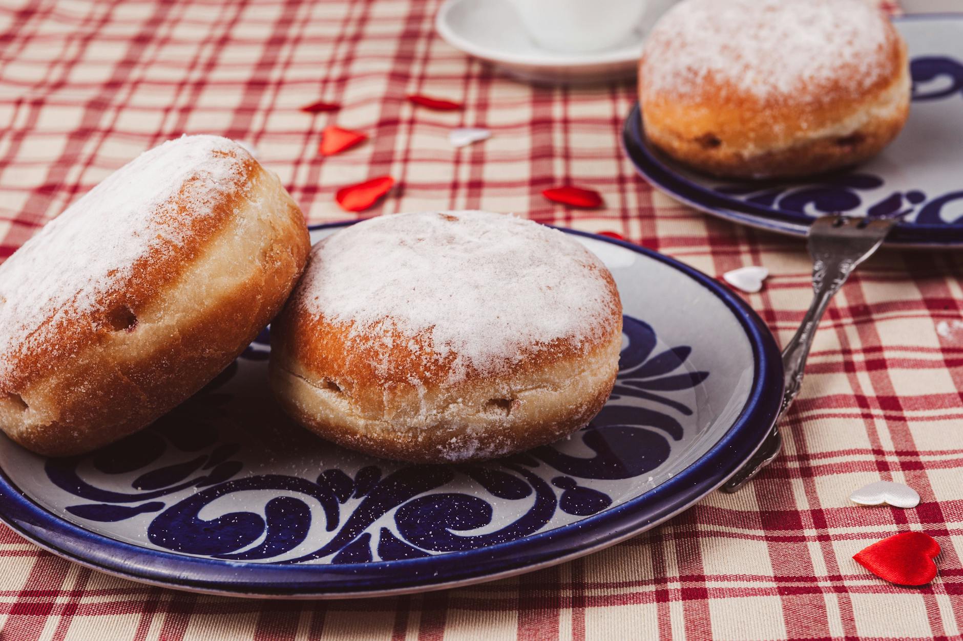 Frisch frittiert und goldbraun: Der echte Berliner Pfannkuchen! Gefüllt mit fruchtiger Marmelade und bestäubt mit Puderzucker – nach einem einfachen Rezept selbst gemacht.