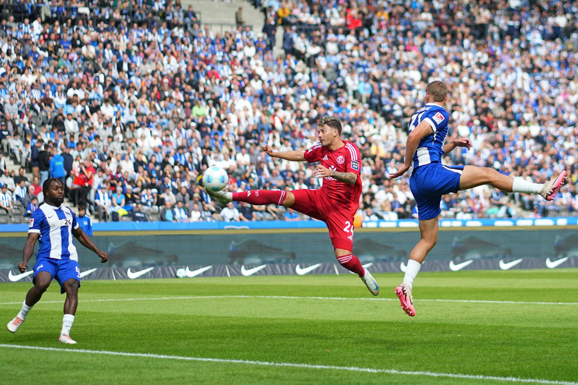 Dawid Kownacki erzielt nach einem Freistoß die Führung für Düsseldorf gegen Hertha.