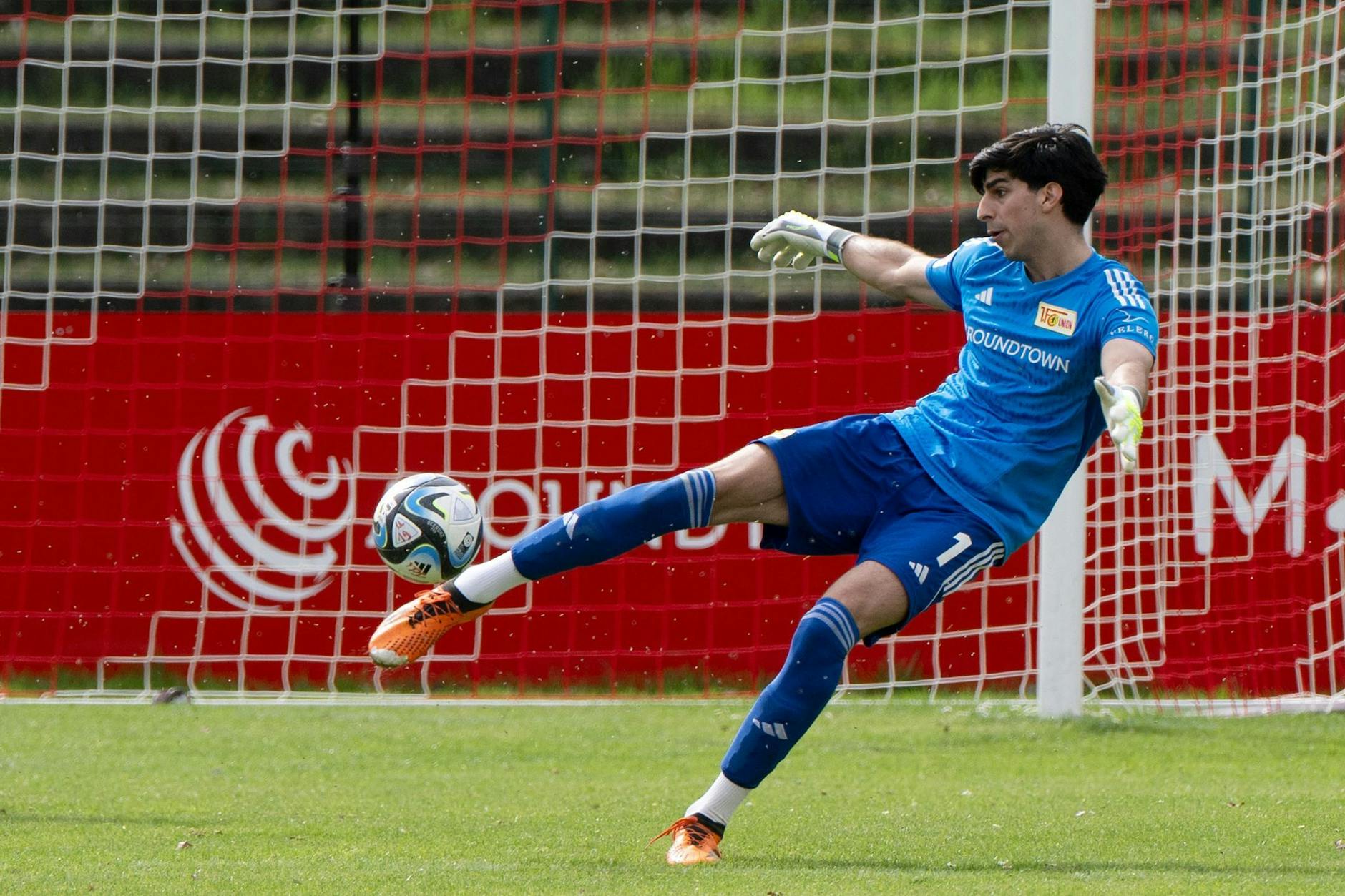 Im März 2023 stand Berkin Arslanogullari im Testspiel gegen den 1. FC Magdeburg für die Profi-Mannschaft zwischen den Pfosten.