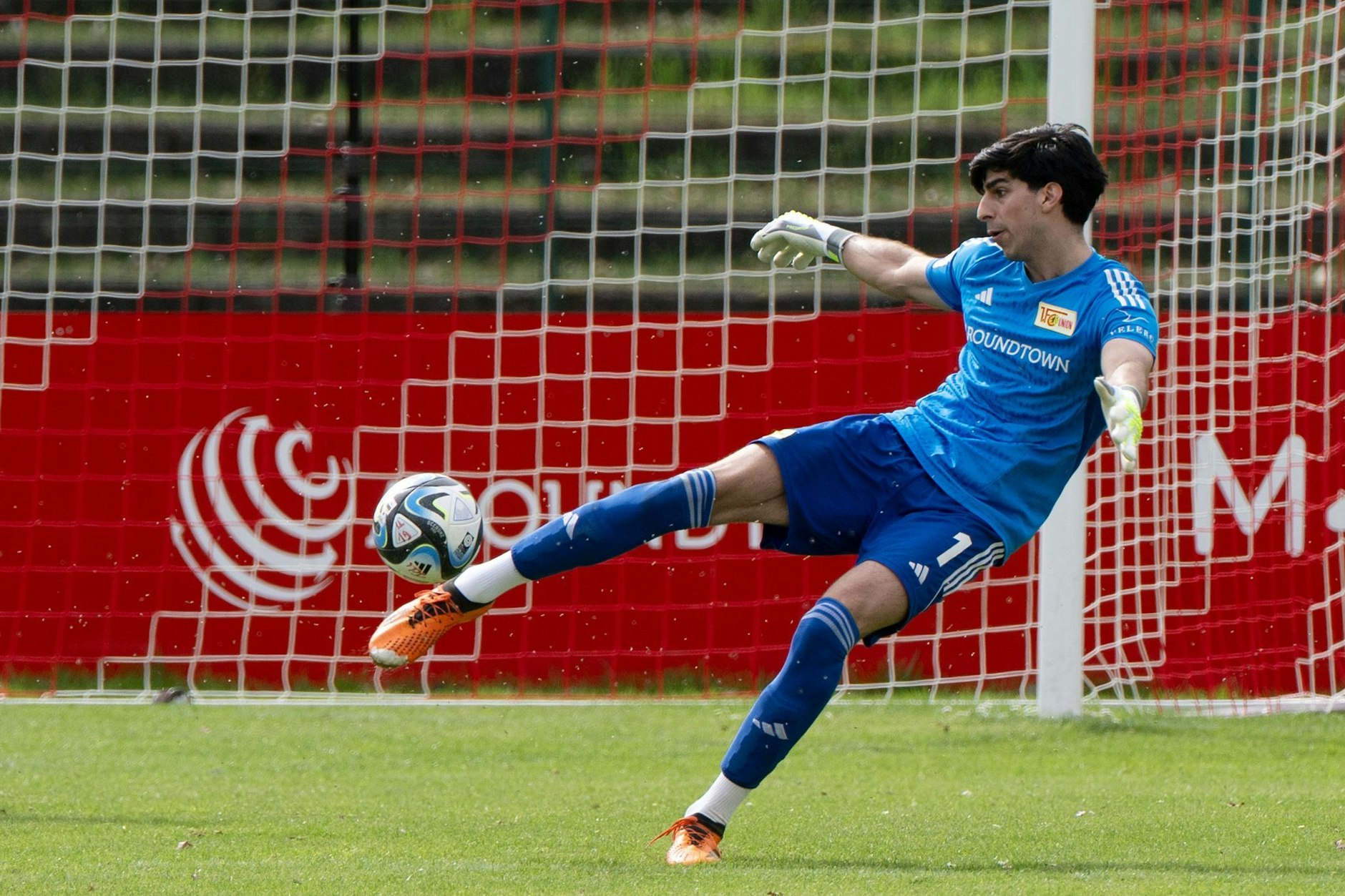 Im März 2023 stand Berkin Arslanogullari im Testspiel gegen den 1. FC Magdeburg für die Profi-Mannschaft zwischen den Pfosten. 