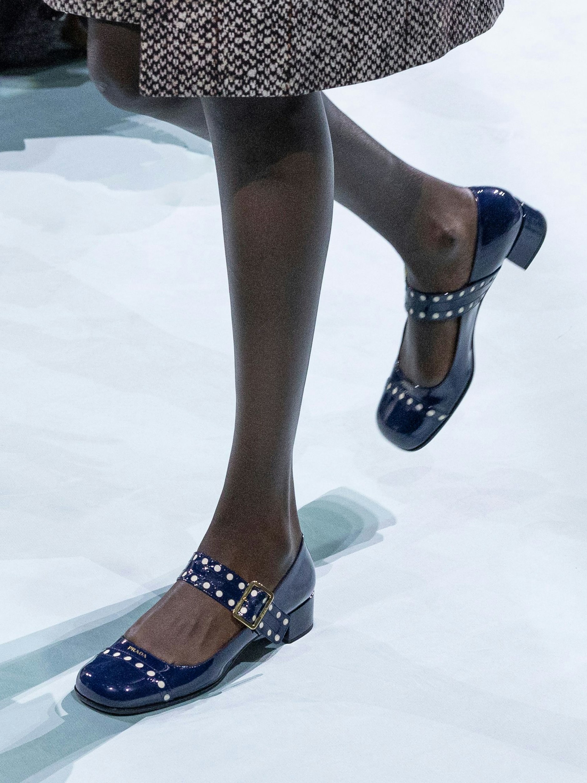 Die gleiche Schuhform in Lackleder, mit Nieten und Schnalle.&nbsp;