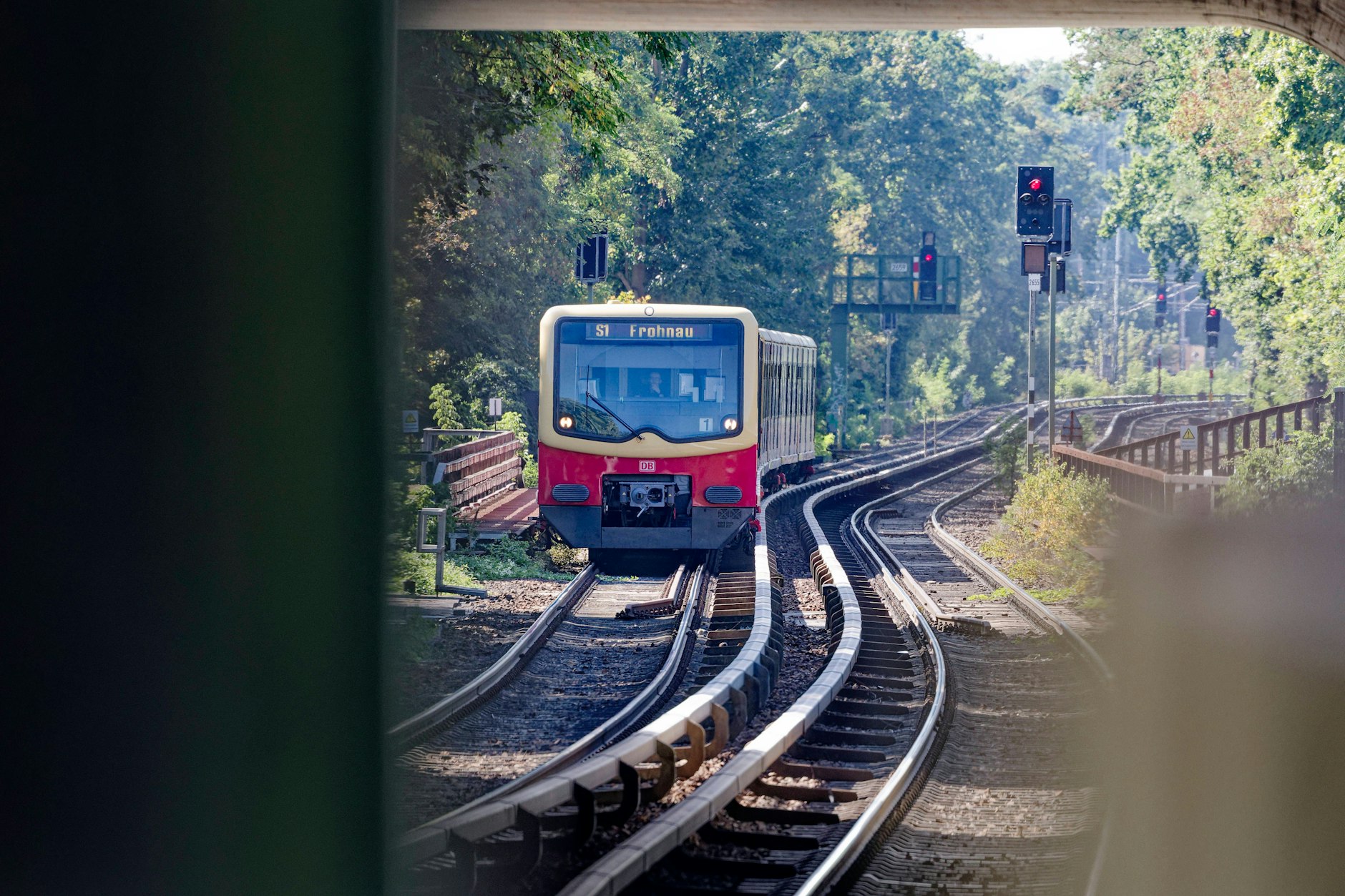 Heute müssen Berliner S-Bahn-Nutzer Geduld mitbringen, denn auf mehreren Linien gibt es Verspätungen und Ausfälle. Bauarbeiten und technische Störungen sorgen für Einschränkungen. (Symbolfoto)