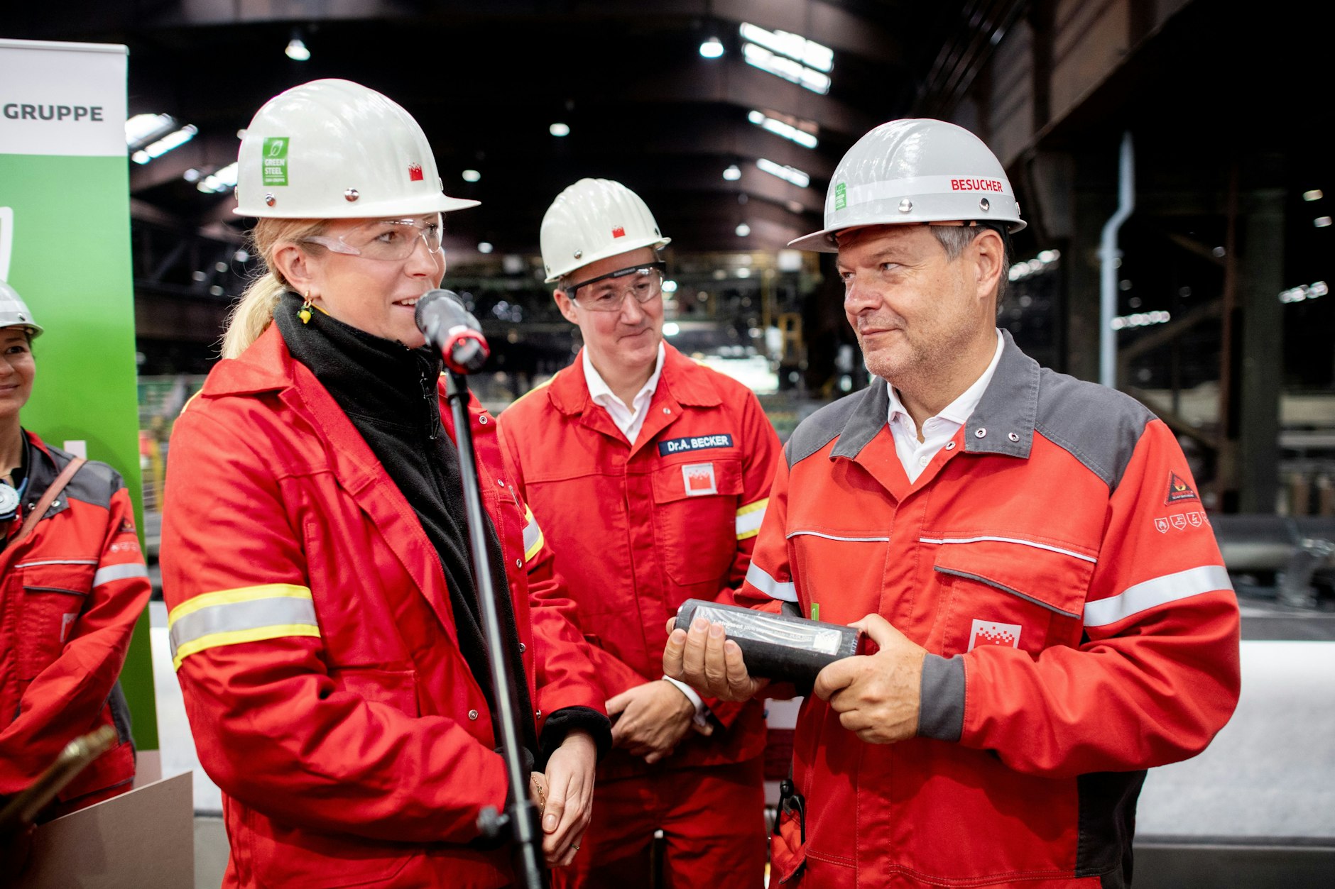 Das Stahlwerk der Georgsmarienhütte GmbH aus Niedersachsen ist Robert Habeck wohlgesonnen. Bereits in den 90er-Jahren hatte es aus Eigenmitteln den Umstieg von Hochöfen auf eine elektrische Lichtbogenanlage geschafft.