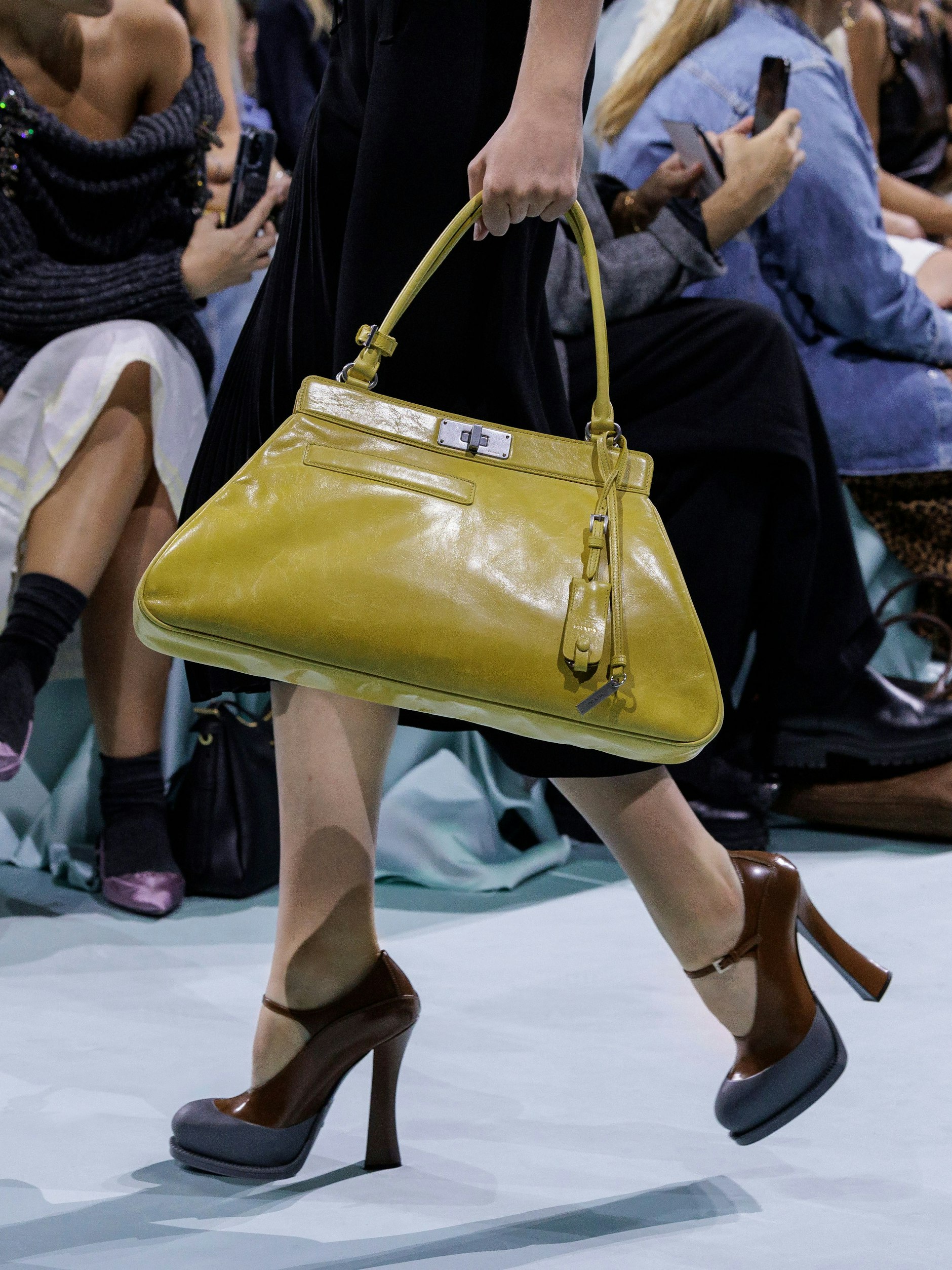 Stichwort Plateau: Hier lassen die 70er-Jahre ganz herzlich grüßen. Zu jener Zeit übernahm Miuccia Prada das Lederwarengeschäft „Fratelli Prada“ von ihrer Mutter. Das Schuhmodell gab es jedoch erst später, zum Beispiel in einer Prada-Kollektion von 2012.