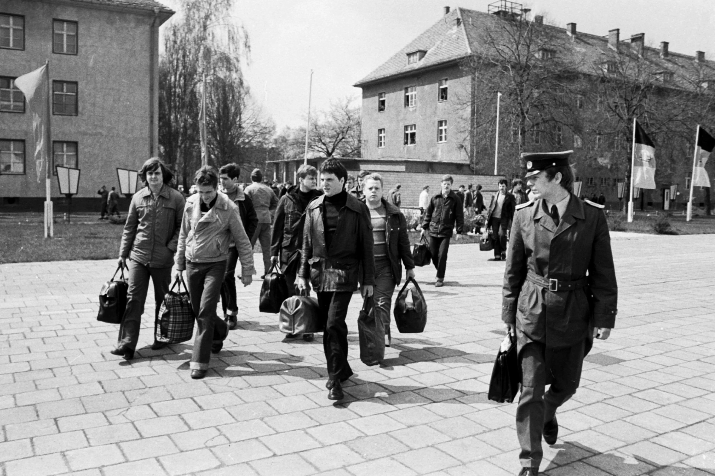 Junge Wehrpflichtige in der DDR bei ihrer Ankunft in der Kaserne.