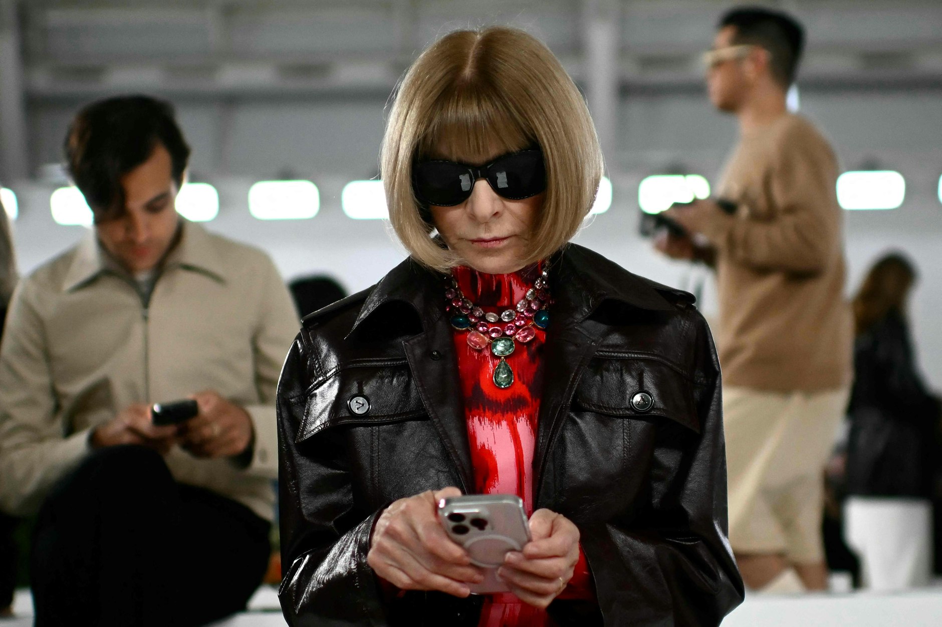 Schwarze Sonnenbrille, symmetrischer Bob: Anna Wintour machte die Vogue groß.