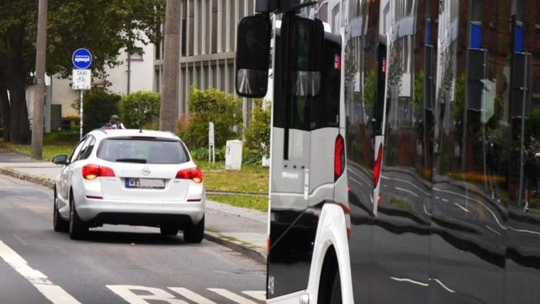 In Wiesbaden sollen Busfahrer solche Falschparker künftig melden.