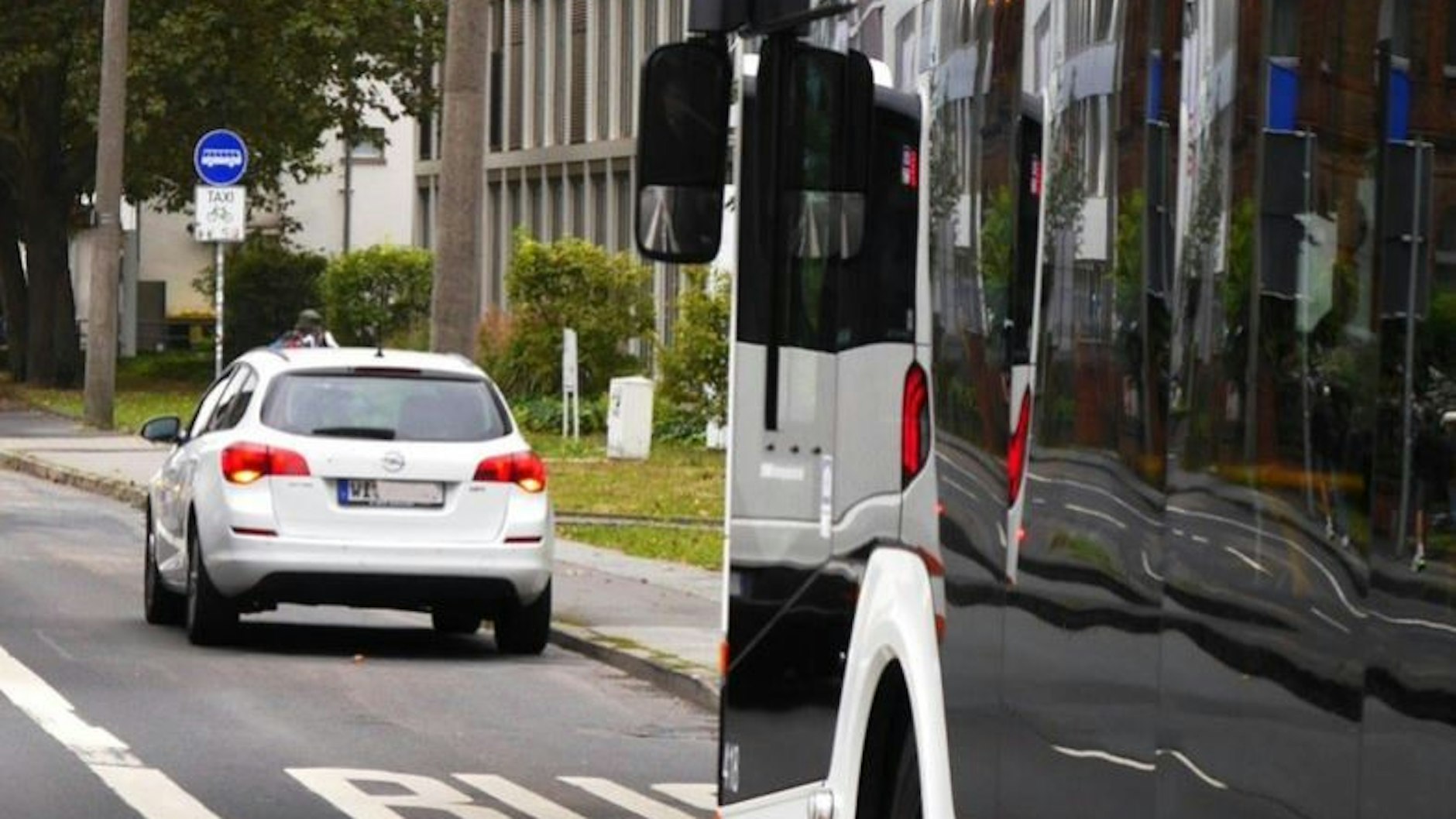 In Wiesbaden sollen Busfahrer solche Falschparker künftig melden. 