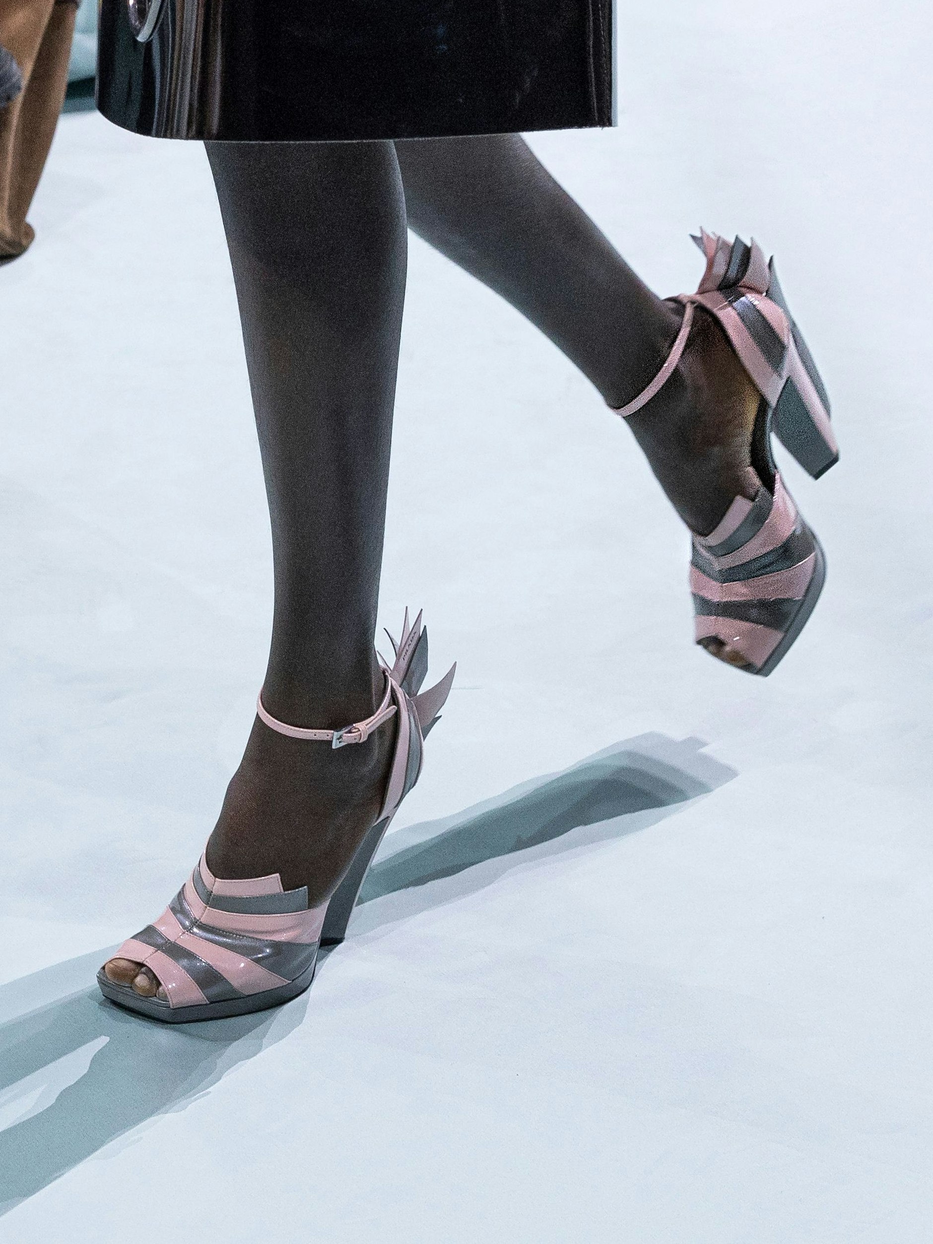 Nochmal schnittige Streifen mit Flammen, hier samt Peep-Toe und hohem Blockabsatz. Diese Schuhe sind stark an Modelle angelehnt, die Miuccia Prada in den 2010er-Jahren selbst gern trug.