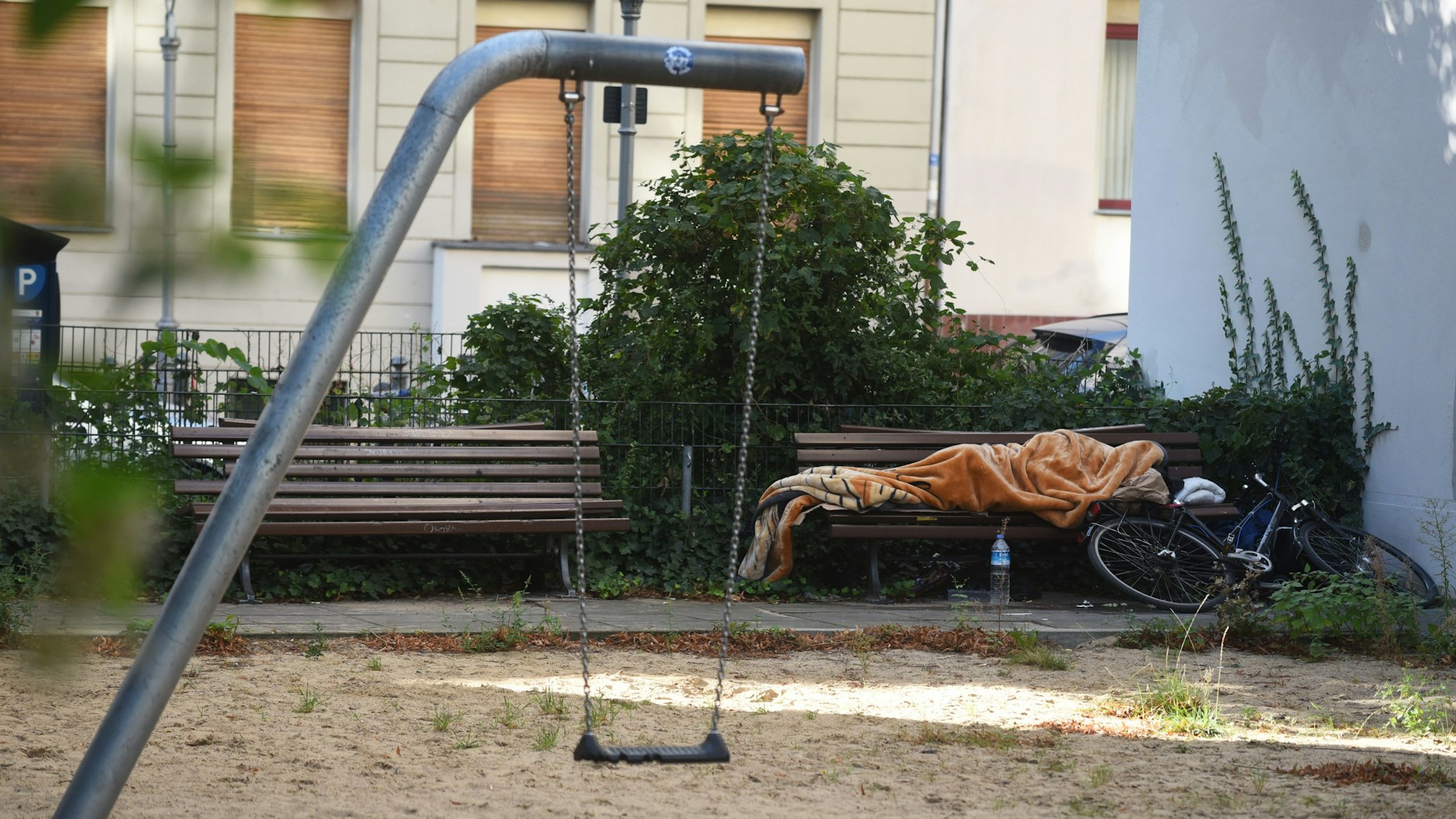 Ein Obdachloser schläft auf einem Spielplatz im Nauener Kiez.&nbsp;