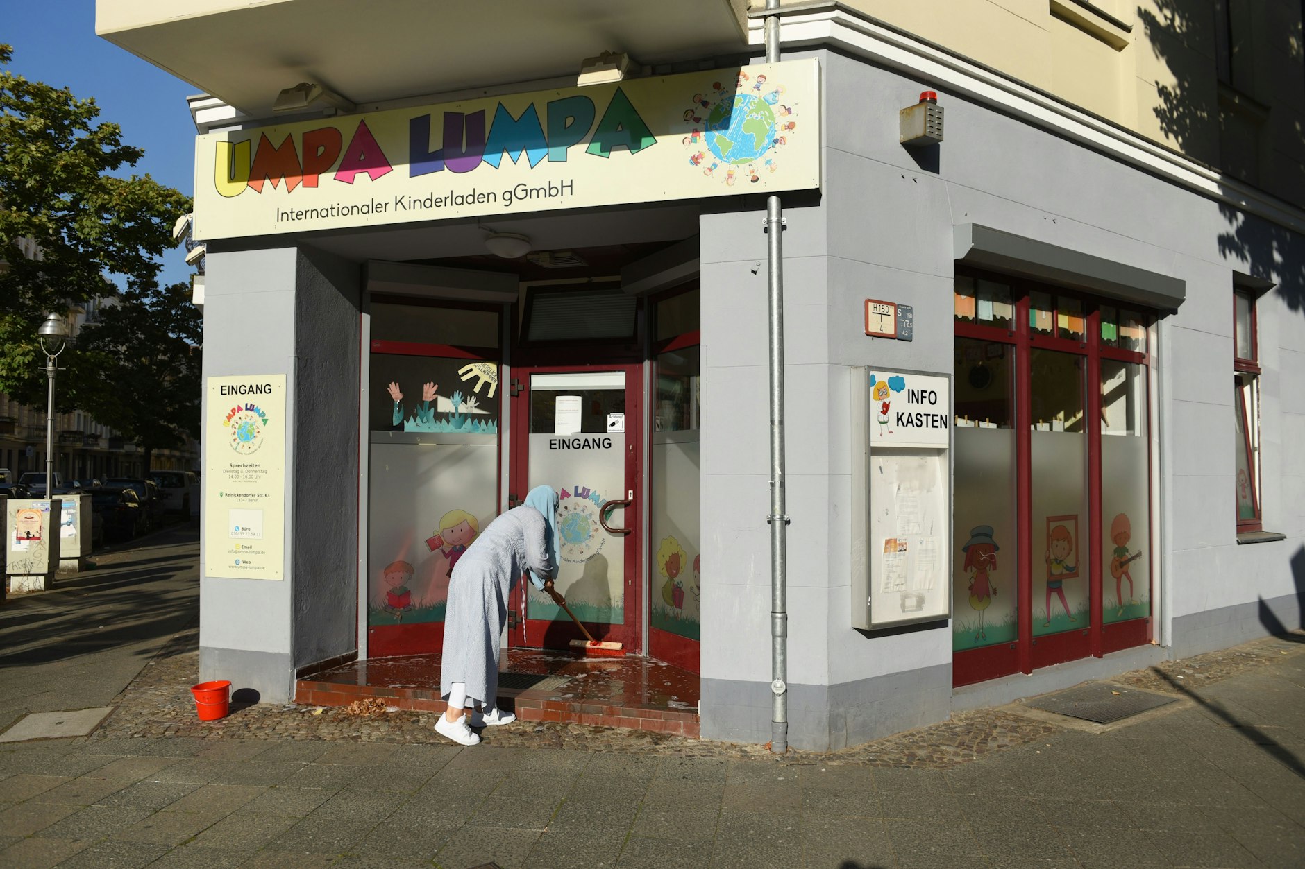 Beliebter Platz für Junkies: der Eingang zur Kita an der Reinickendorfer Straße. An diesem Morgen muss eine Urinlache weggewischt werden. 