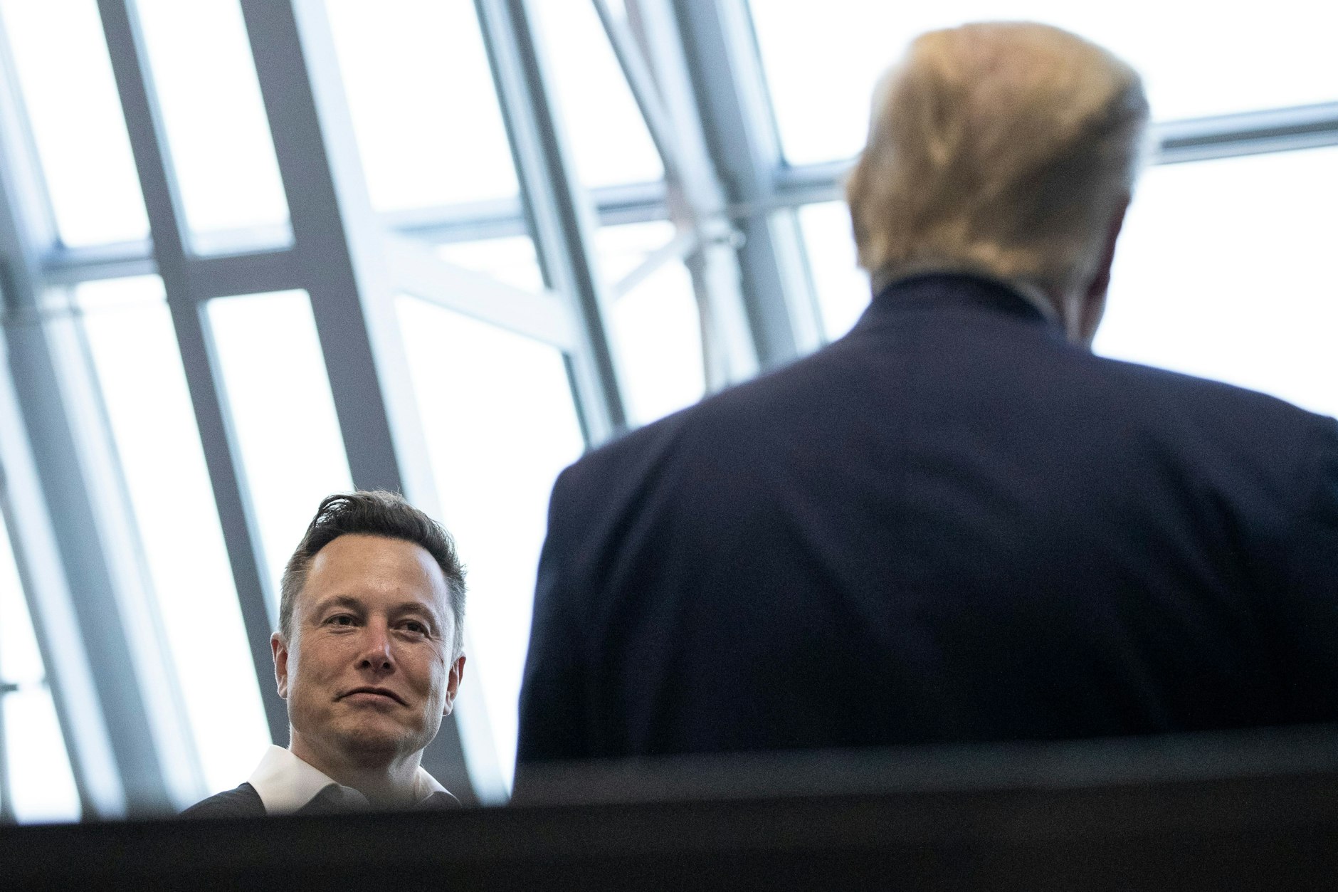 ARCHIV - 30.05.2020: Tesla- und SpaceX-Chef Elon Musk (l.) mit Donald Trump.