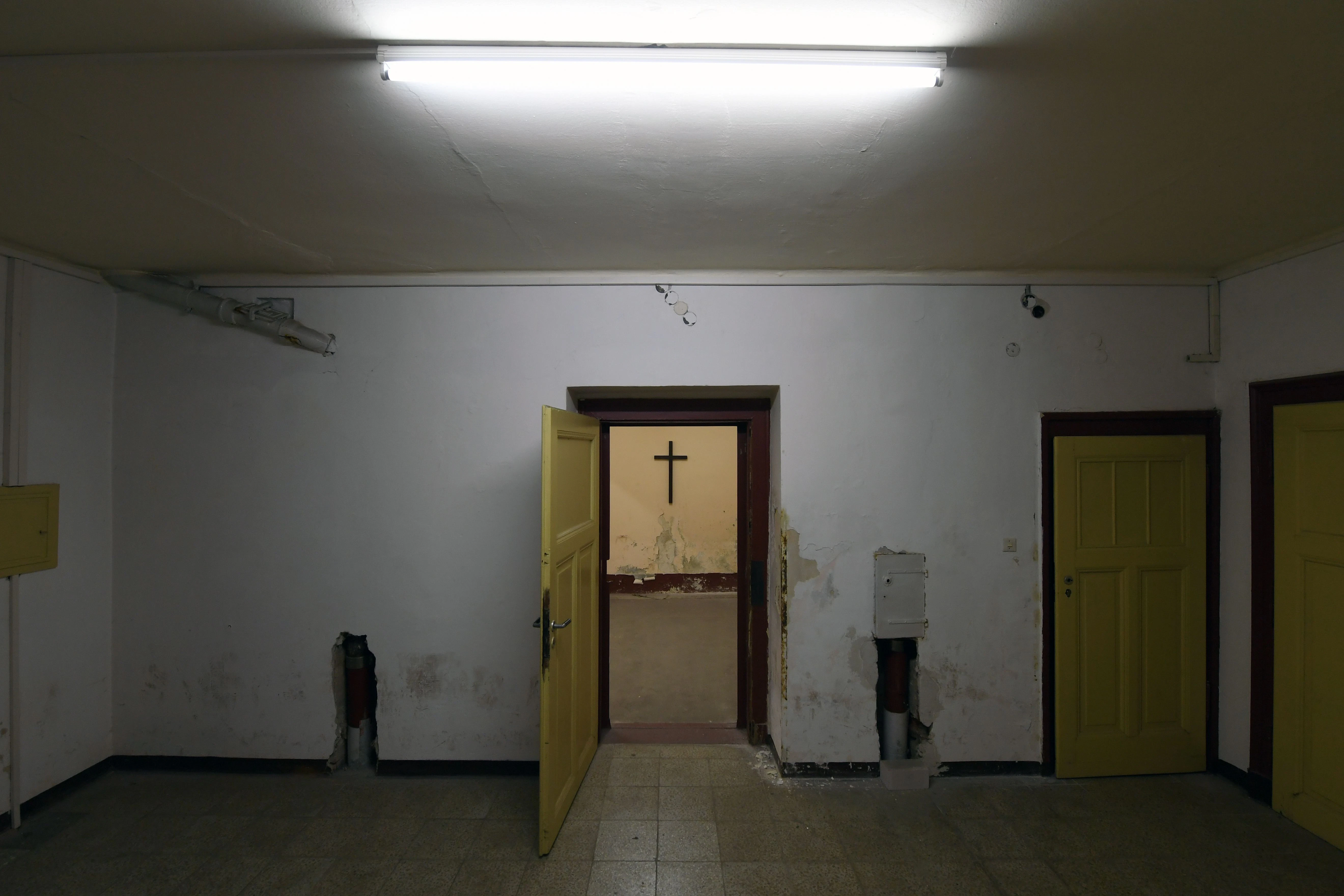 Ein Kreuz hängt am 16. Juni 2016 in dem Raum der früheren zentralen Hinrichtungsstätte der DDR in Leipzig (Sachsen), der bis 1981 zur Vollstreckung der Todesurteile genutzt wurde. Zwischen 1960 und 1981 wurden in dem Raum einer ehemaligen Hausmeisterwohnung insgesamt 64 Menschen hingerichtet.
