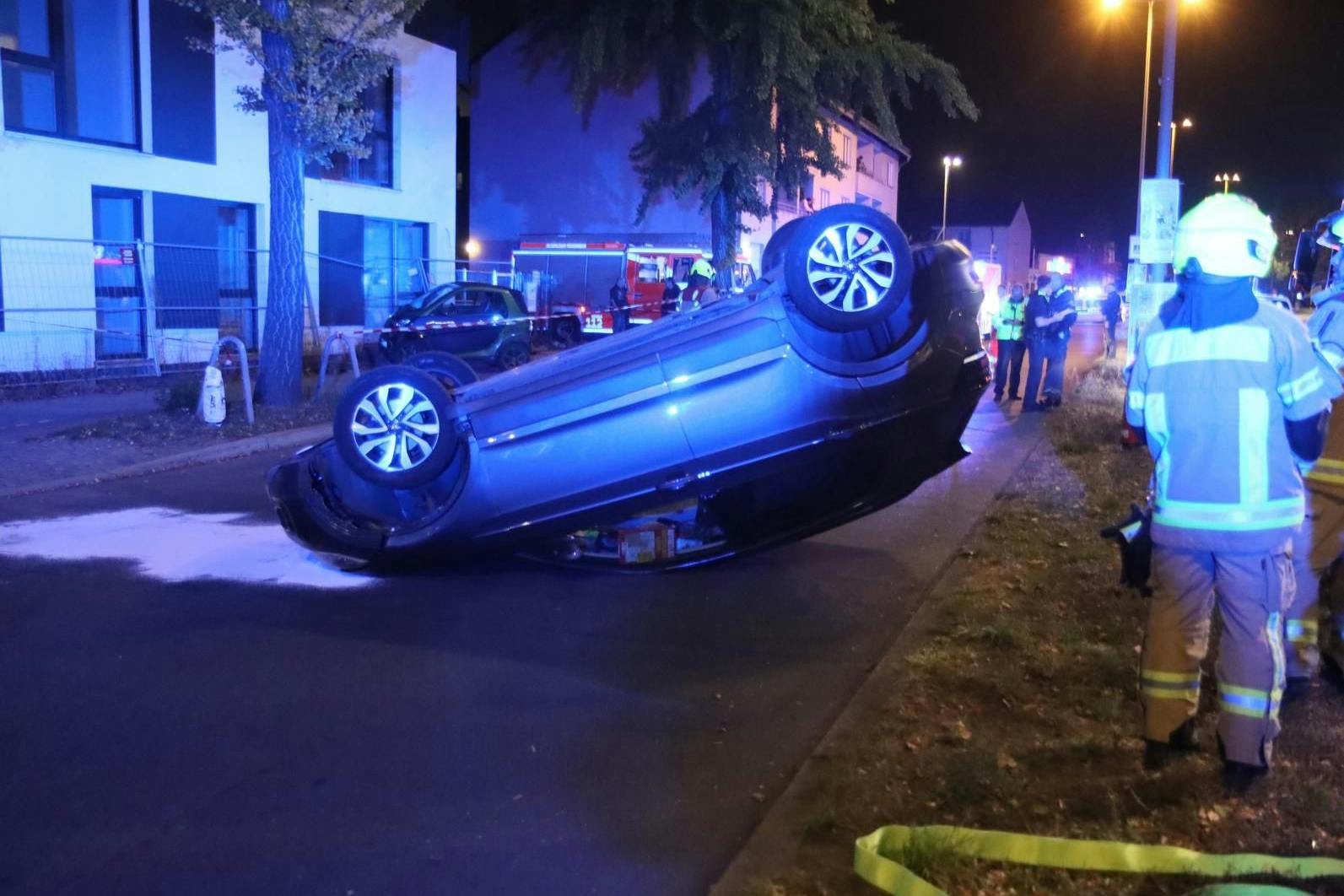 Gegen 20 Uhr krachte der Fahrer eines VW T-Cross auf der Hildburghauser Straße in einen fahrenden Smart und drängte ihn über den Bürgersteig, gegen einen Bauzaun ab. Das Auto landete auf dem Dach.