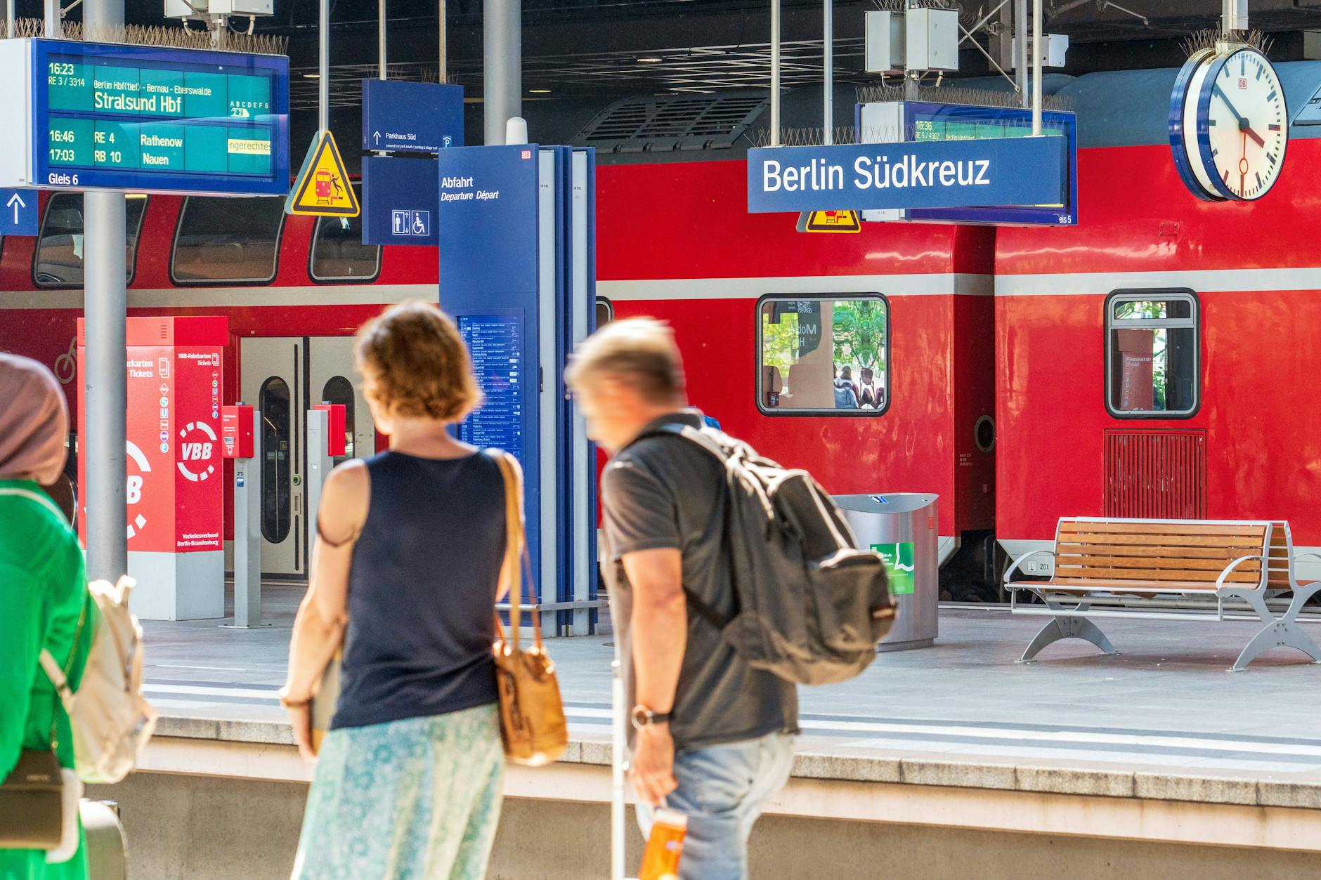 Für viele Berliner Pendler, die täglich auf Busse und Bahnen angewiesen sind, wäre ein höherer Preis des Deutschlandtickets eine Belastung.