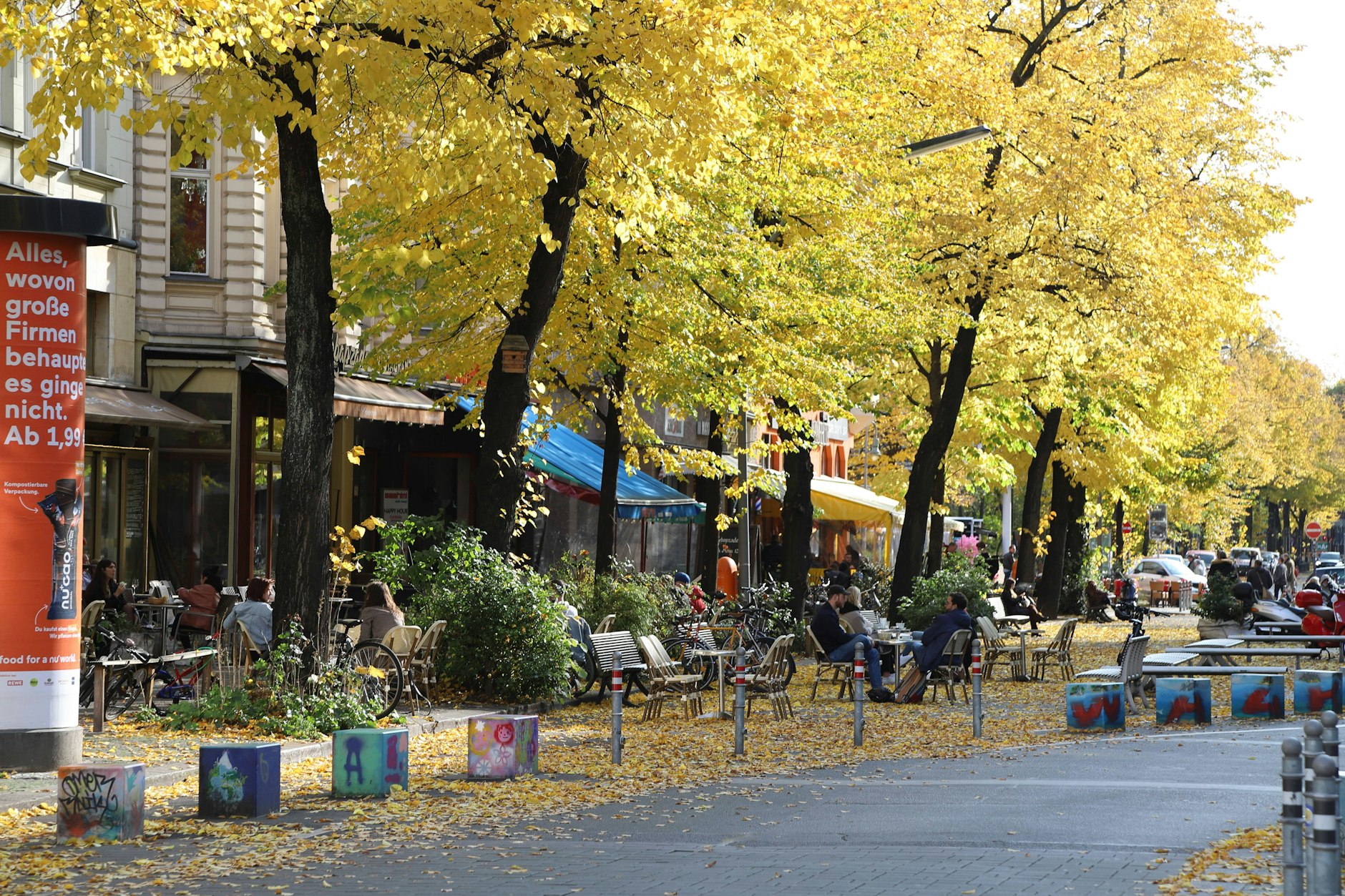 Die Maaßenstraße im Herbst verzaubert mit buntem Laub, gemütlichen Cafés und dem lebendigen Treiben Berlins – ein perfekter Ort für einen Herbstspaziergang.