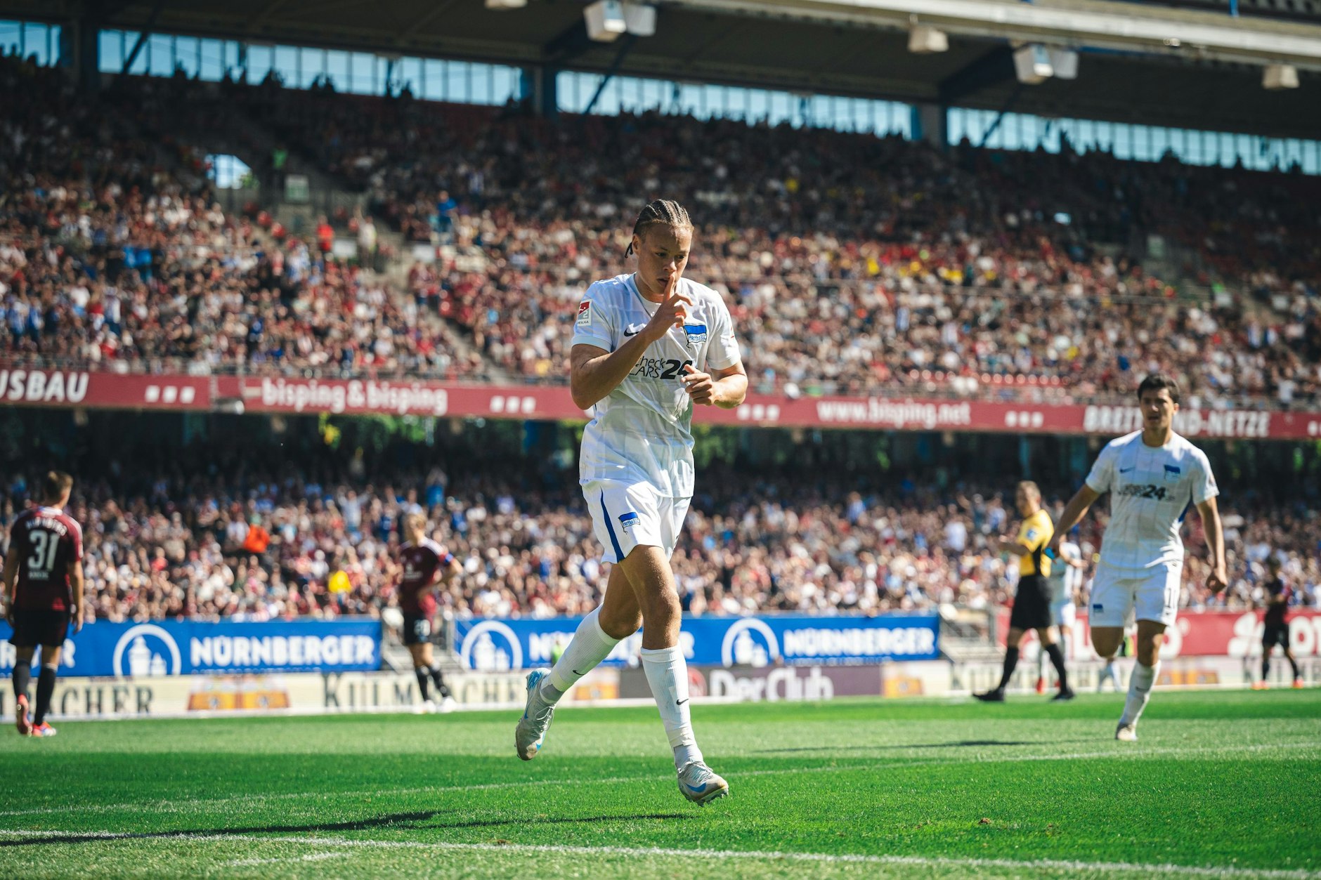 Herthas Derry Scherhant feiert das Tor zum 1:0 gegen den 1. FC Nürnberg. 