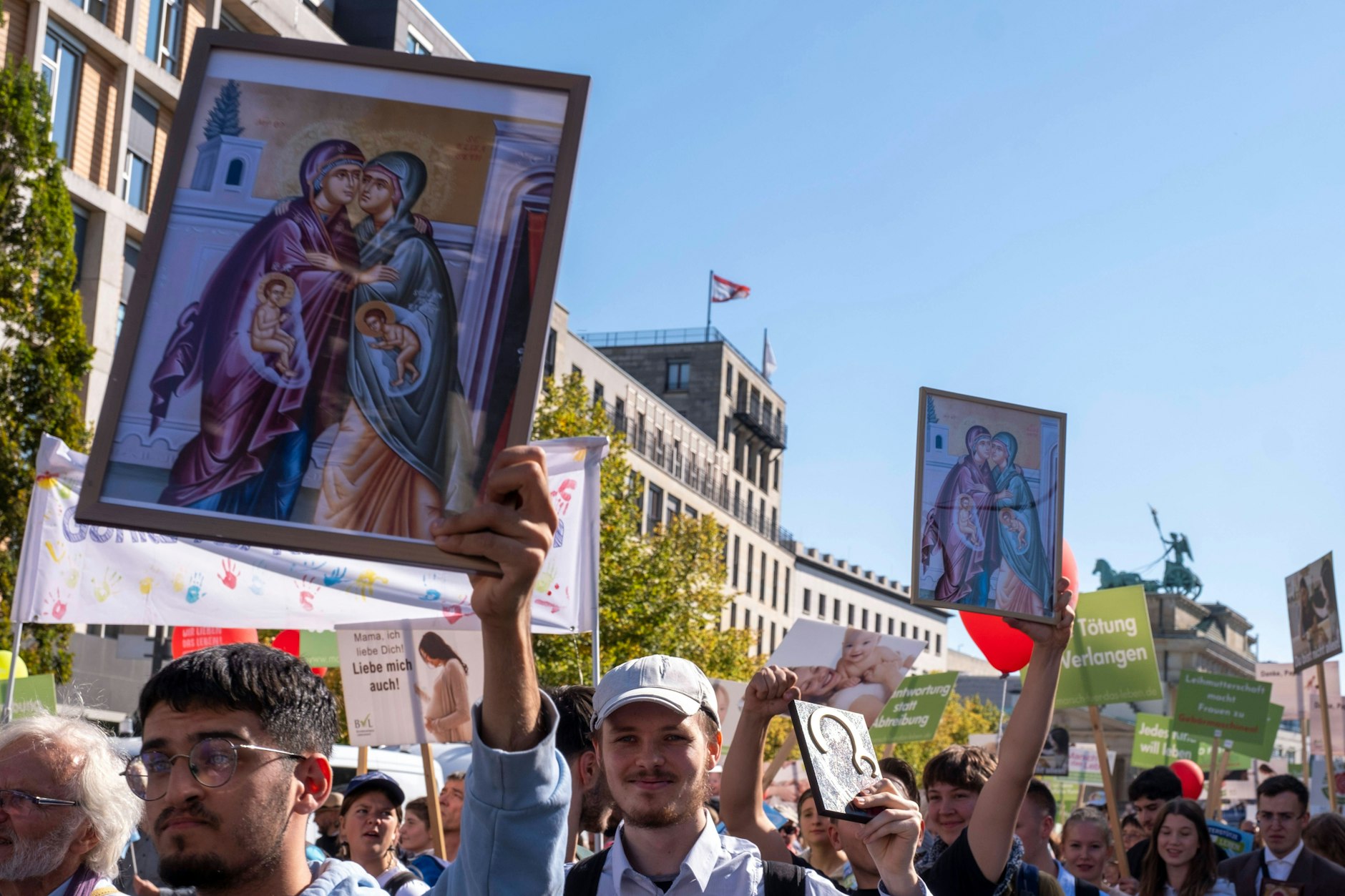 Demonstration Marsch für das Leben gegen Schwangerschaftsabbrüche am Samstag (21.09.2023) im Zentrum Berlins. Mit einem Aktionstag für sexuelle Selbstbestimmung und dem 20. Marsch für das Leben ist in Berlin für und gegen das Recht auf Schwangerschaftsabbrüche demonstriert worden. 