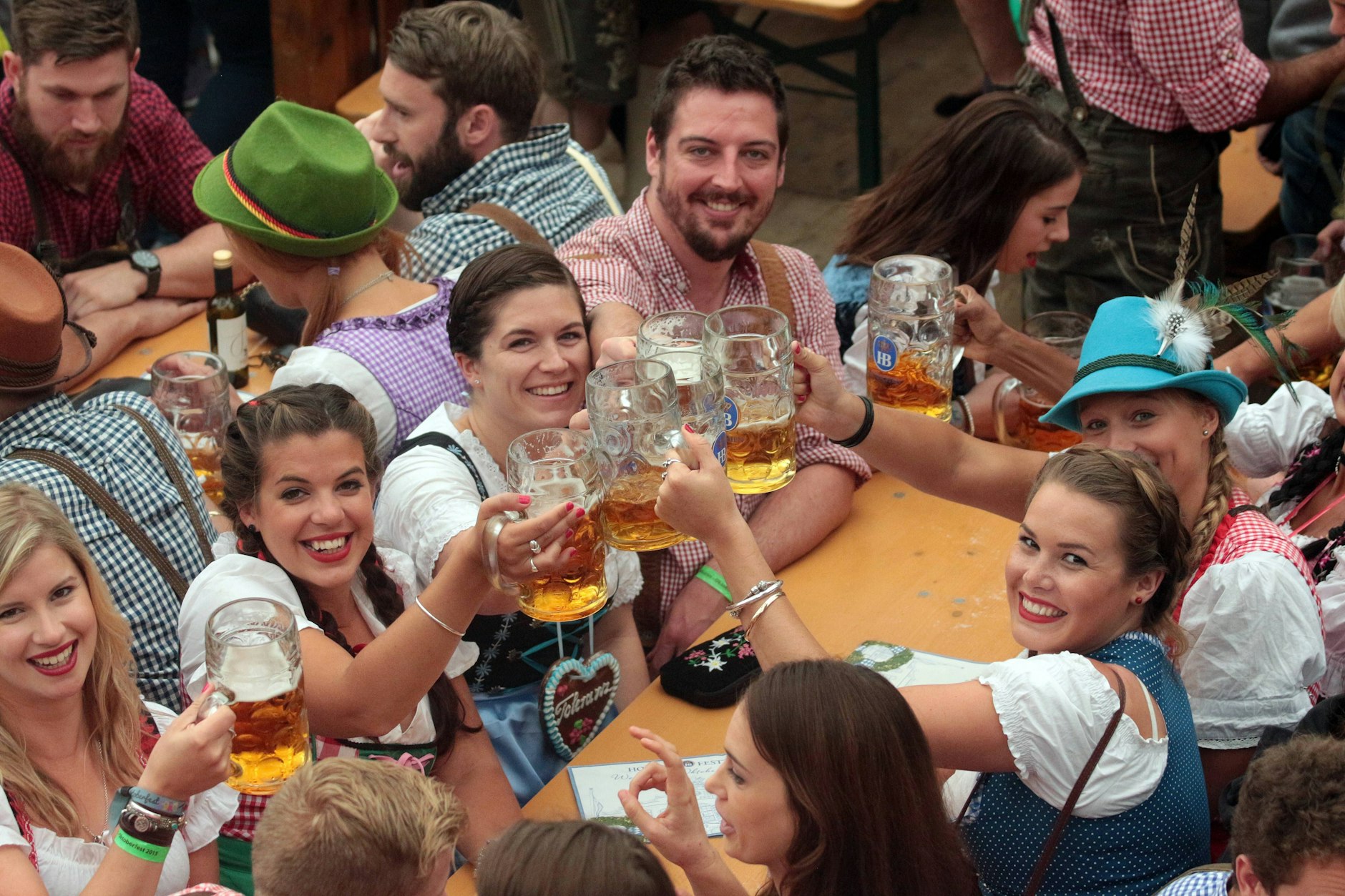 Erklingt das Lied „Ein Prosit der Gemütlichkeit“, wird im Festzelt der Bierkrug gehoben und angestoßen.