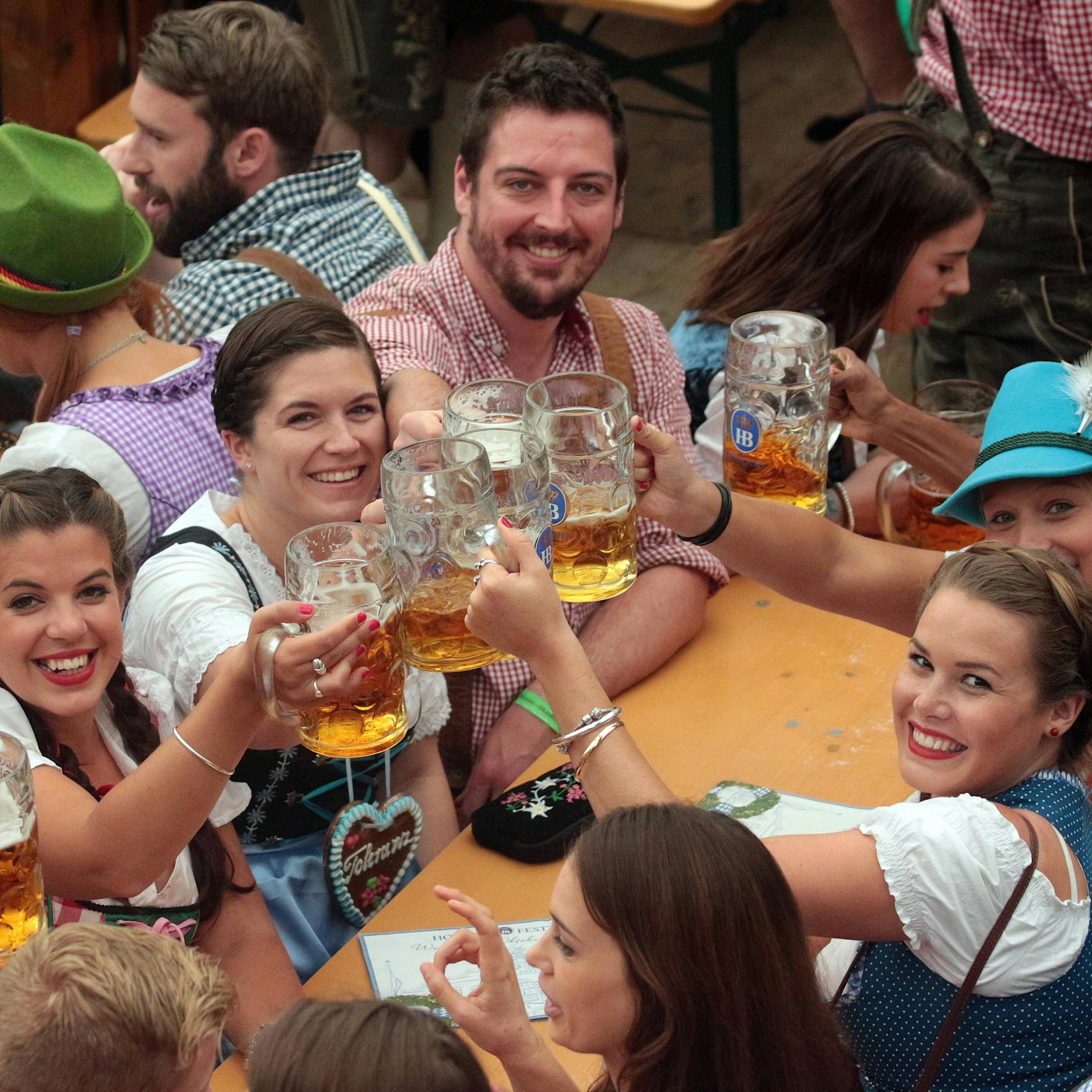 Irre! So viel verdienen Oktoberfest-Wirte an einem Prosit im Festzelt