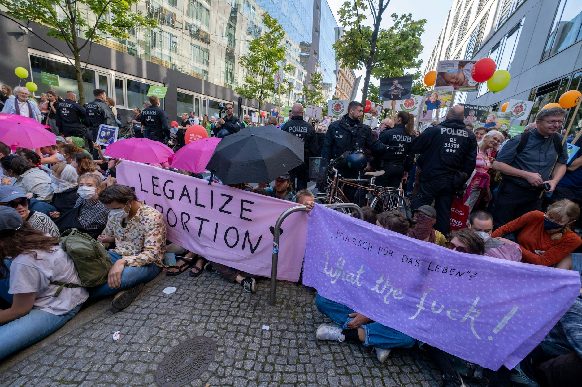 Sitzblockade durch Gegendemonstranten zum Marsch für das Leben der Abtreibungsgegner (im Hintergrund) am Sonnabend (21.09.2024) in Berlin. 